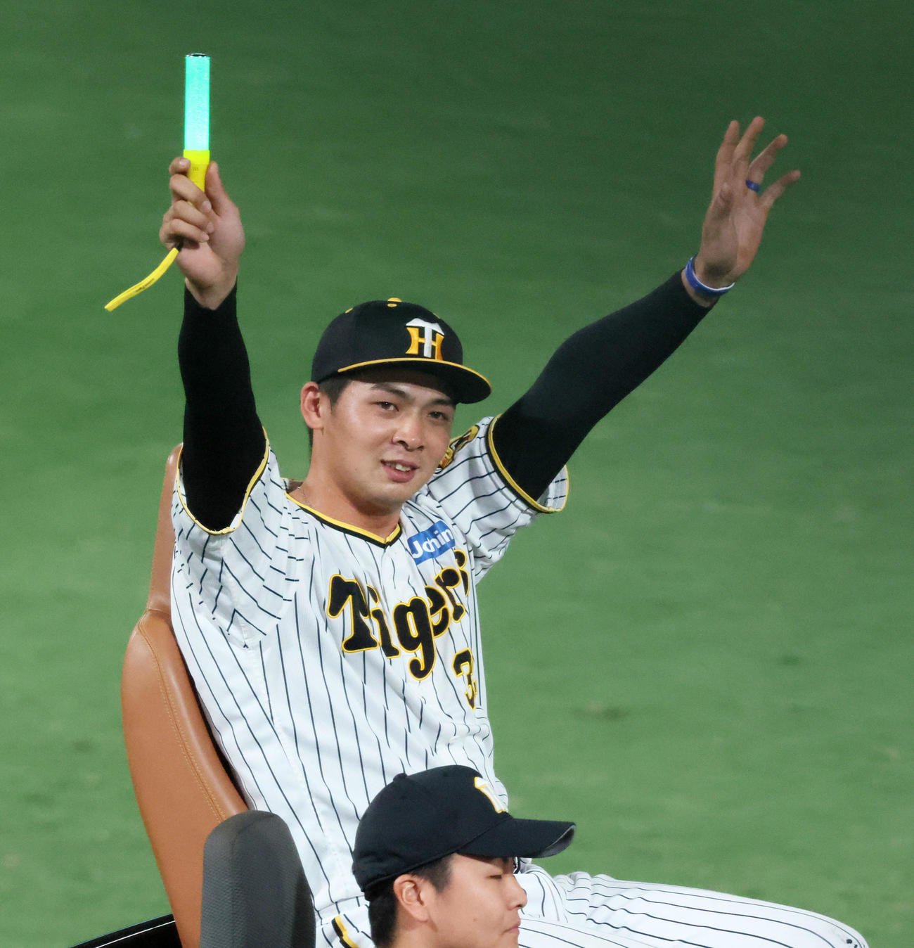 阪神対中日　ヒーローインタビューを終えリリーフカーで場内1周する井上（撮影・加藤哉）