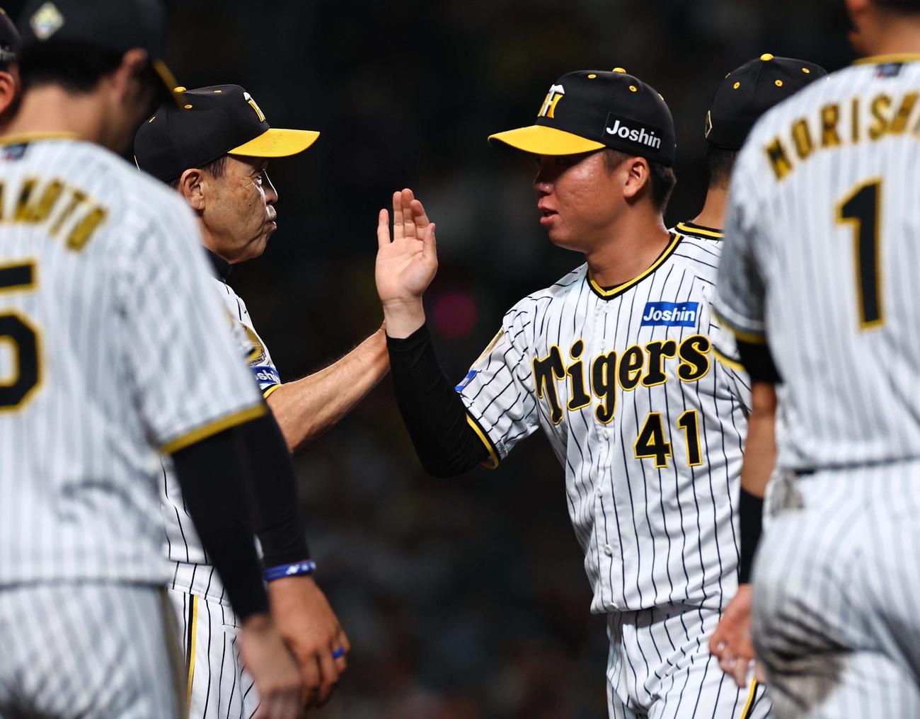 阪神対中日　6勝目をあげた村上（右）は岡田監督とハイタッチする（撮影・上田博志）