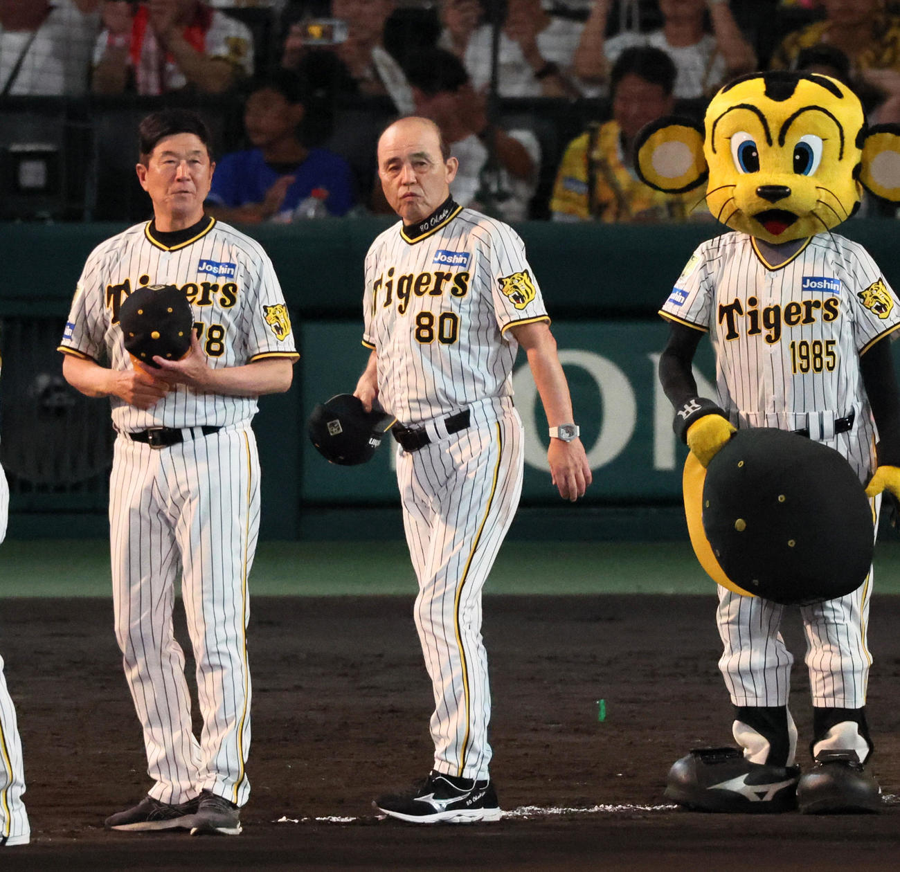 阪神対中日　中日に勝利しスタンドにあいさつする岡田監督（撮影・加藤哉）