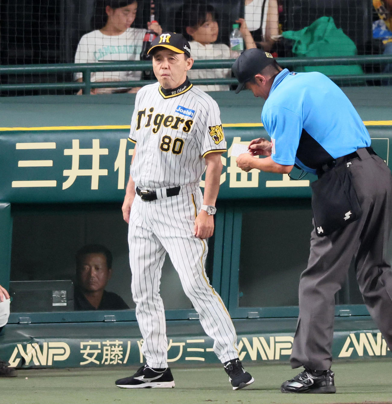 阪神対中日　6回表中日2死一塁、岡田監督は村上に代えて島本を告げる（撮影・加藤哉）