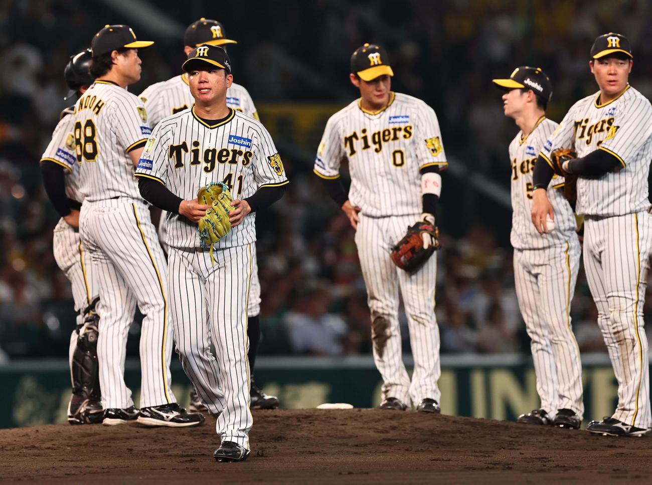 阪神対中日　村上（左から3人目）は6回途中で降板する（撮影・上田博志）