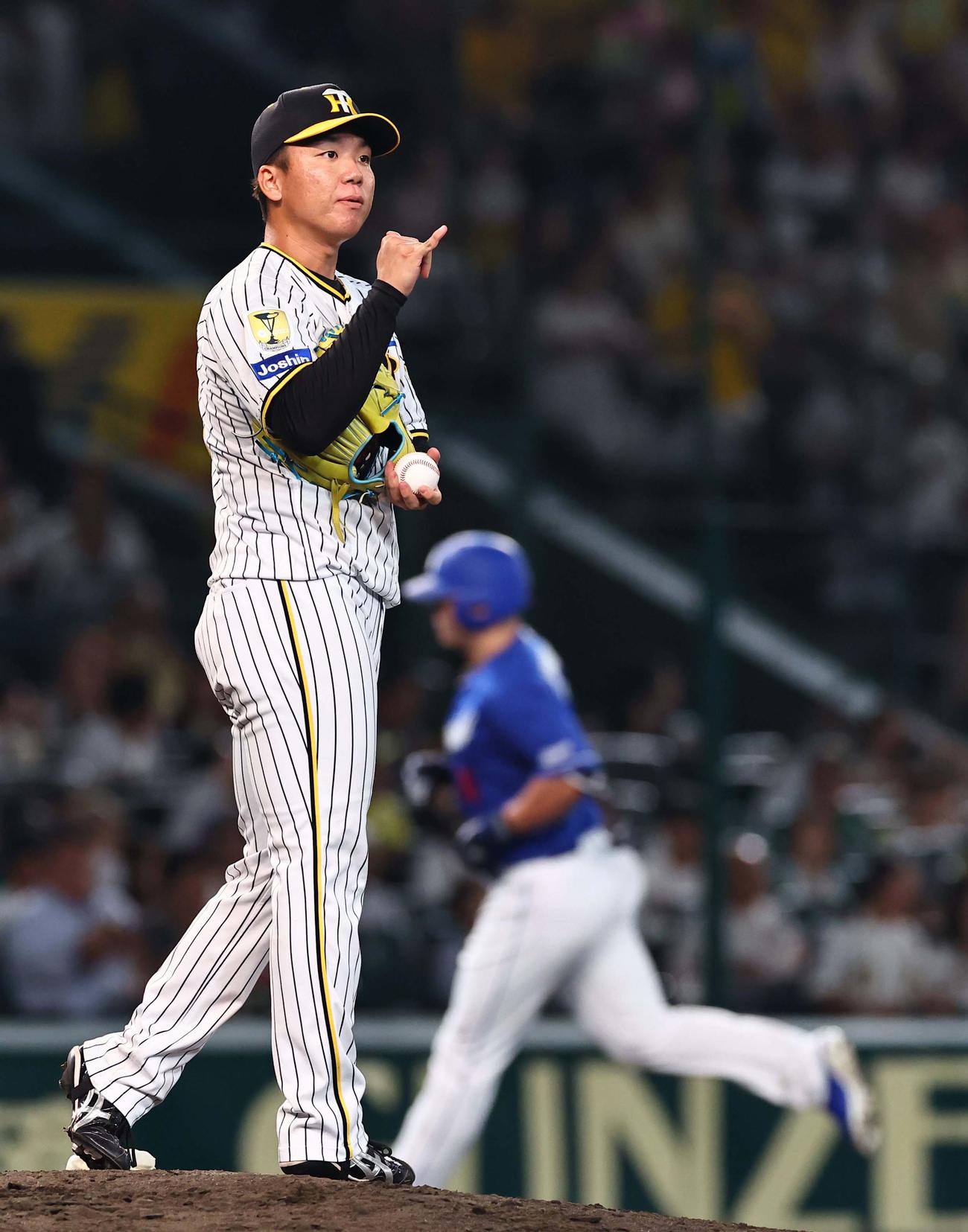 阪神対中日　6回表中日無死、村上（左）は細川にソロ本塁打を浴びる（撮影・上田博志）
