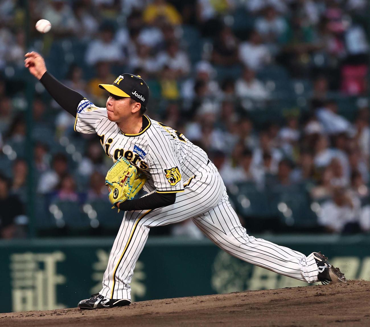阪神対中日　スローボールを投げる村上（撮影・上田博志）