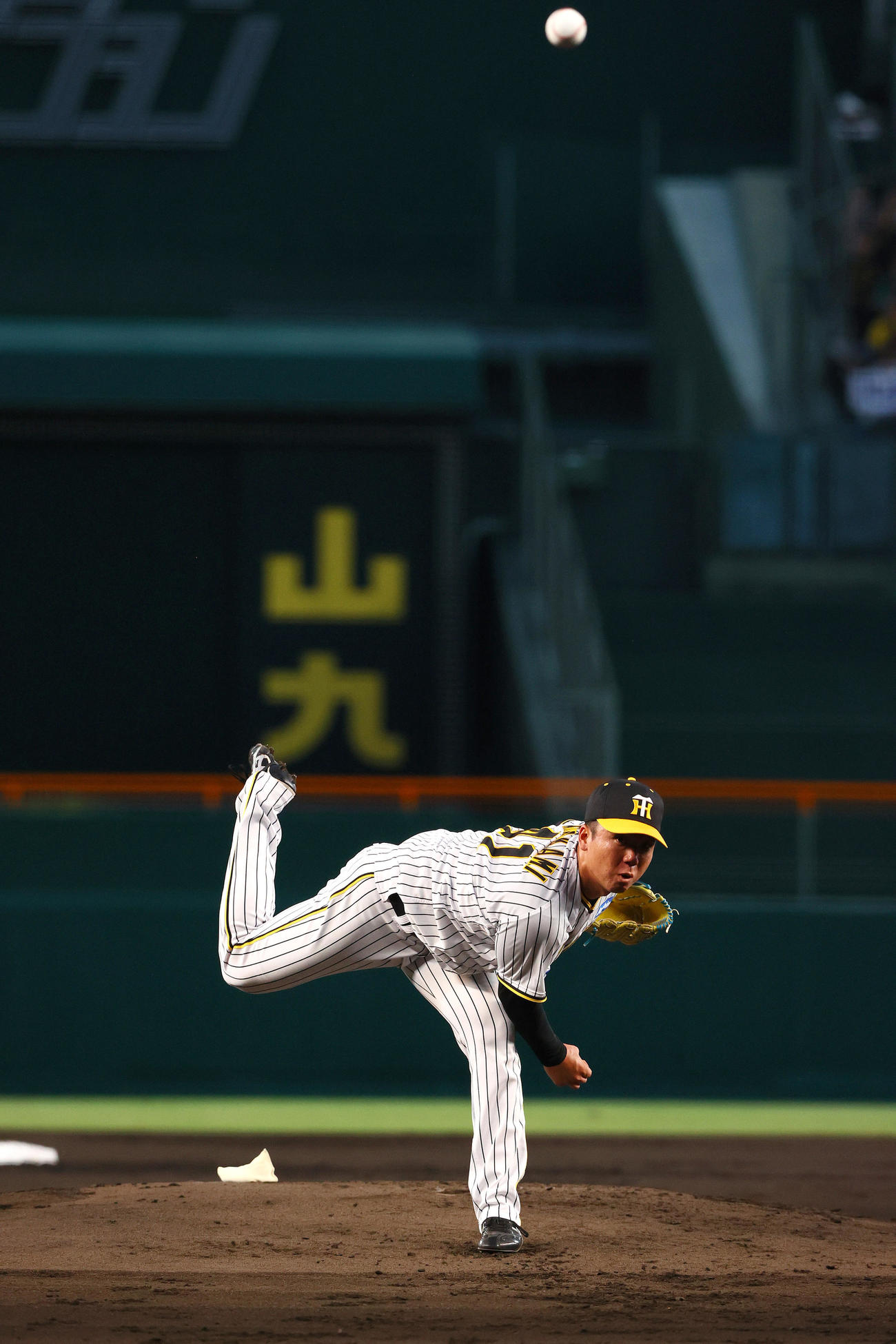 阪神対中日　1回表中日2死一、二塁、村上は山なりの球を投げる（撮影・上山淳一）