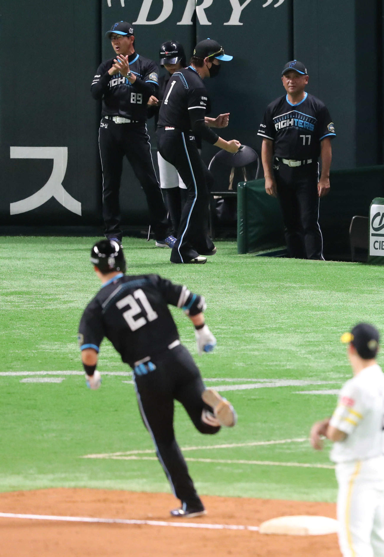 ソフトバンク対日本ハム　9回表日本ハム2死一塁、清宮（手前左）の2点本塁打に歓喜する新庄監督（後方中央）（撮影・梅根麻紀）