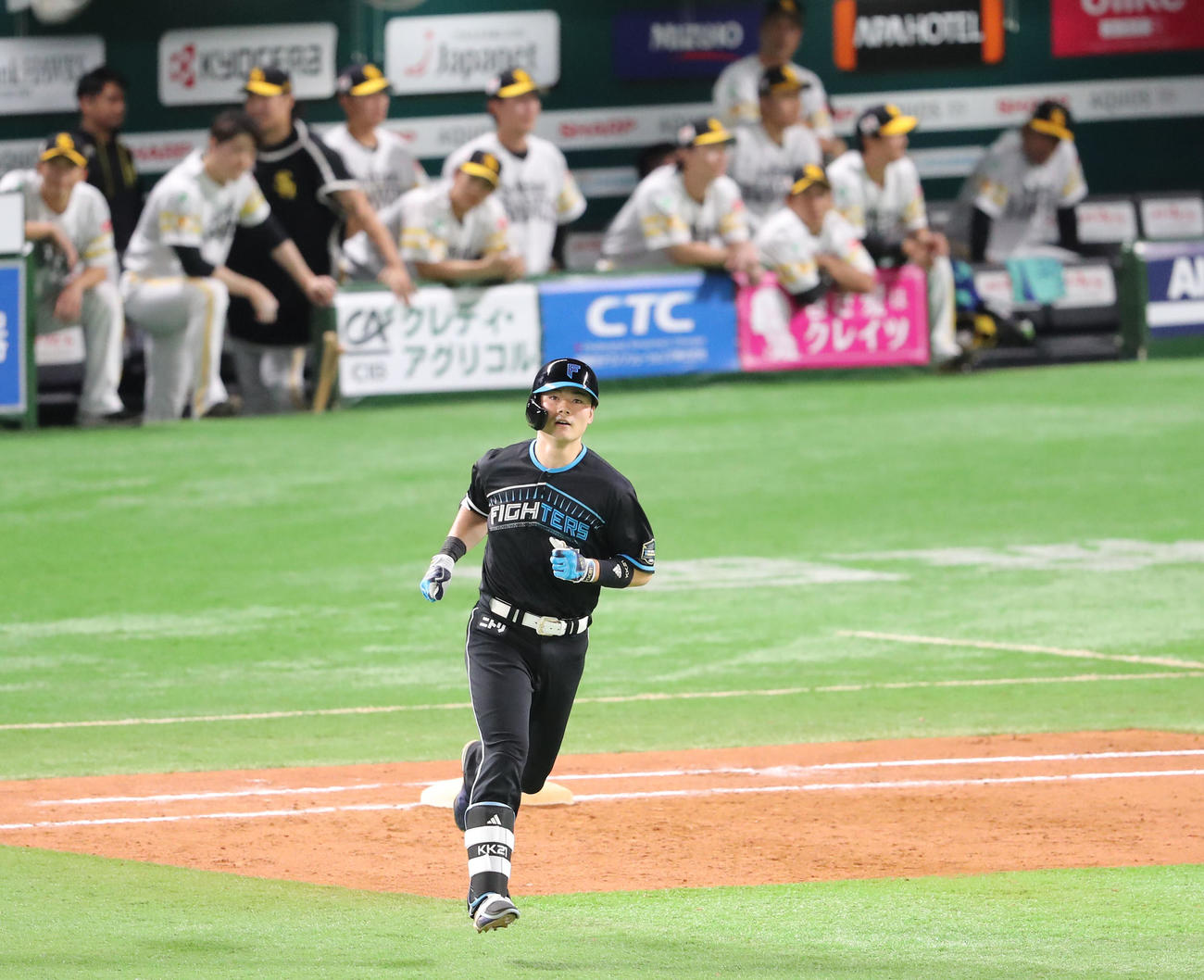 ソフトバンク対日本ハム　9回表日本ハム2死一塁、清宮は右越えに2点本塁打を放つ（撮影・梅根麻紀）