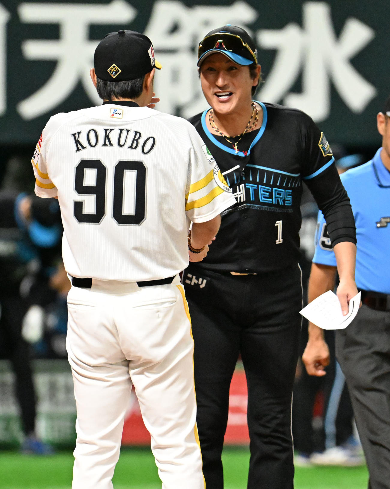 ソフトバンク対日本ハム　メンバー交換で笑顔を見せる新庄監督（右）と小久保監督（撮影・林敢治）