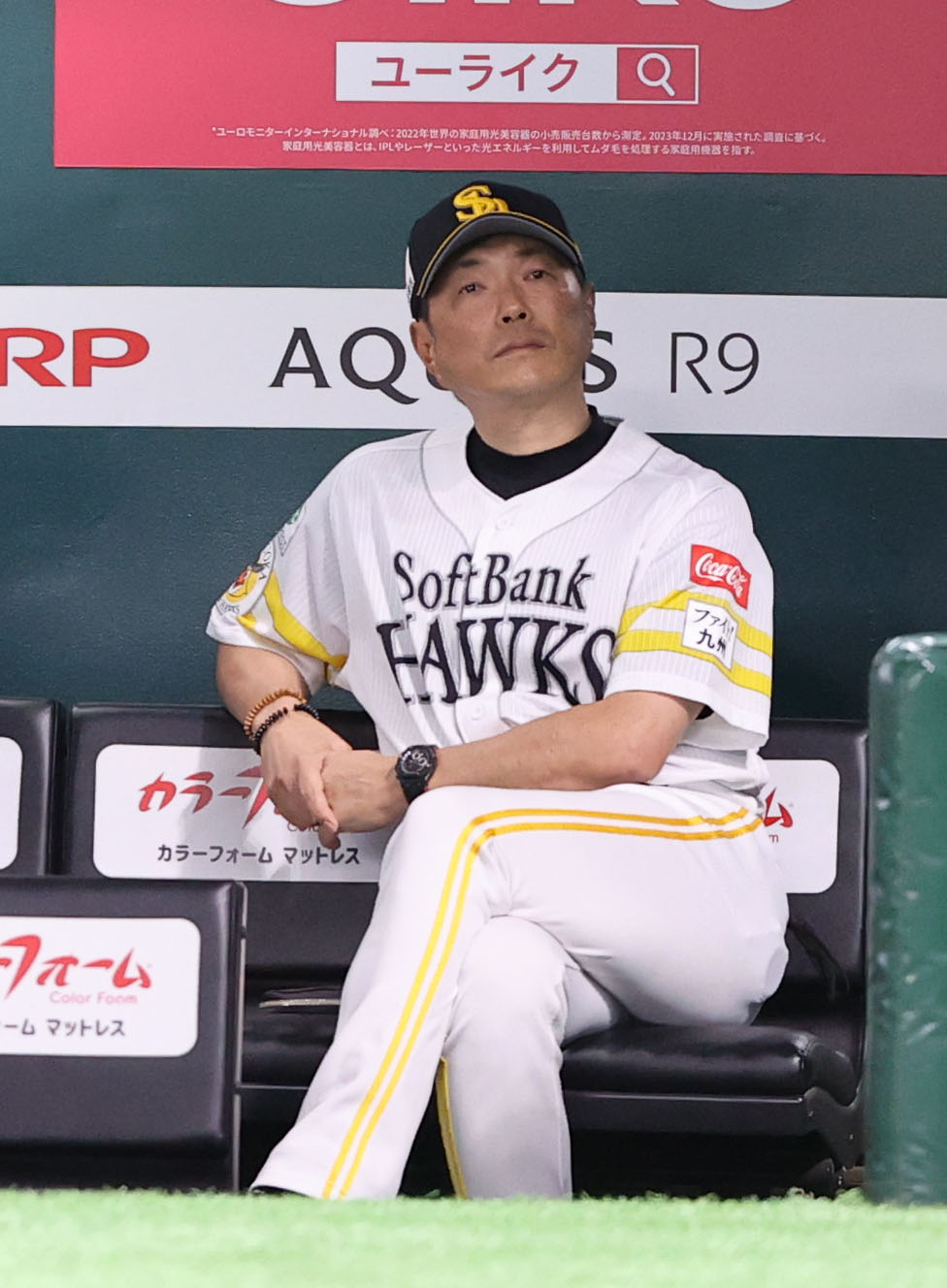 ソフトバンク対日本ハム　9回表日本ハム無死一塁、遠くを見つめる小久保監督（撮影・鬼束羽瑠菜）
