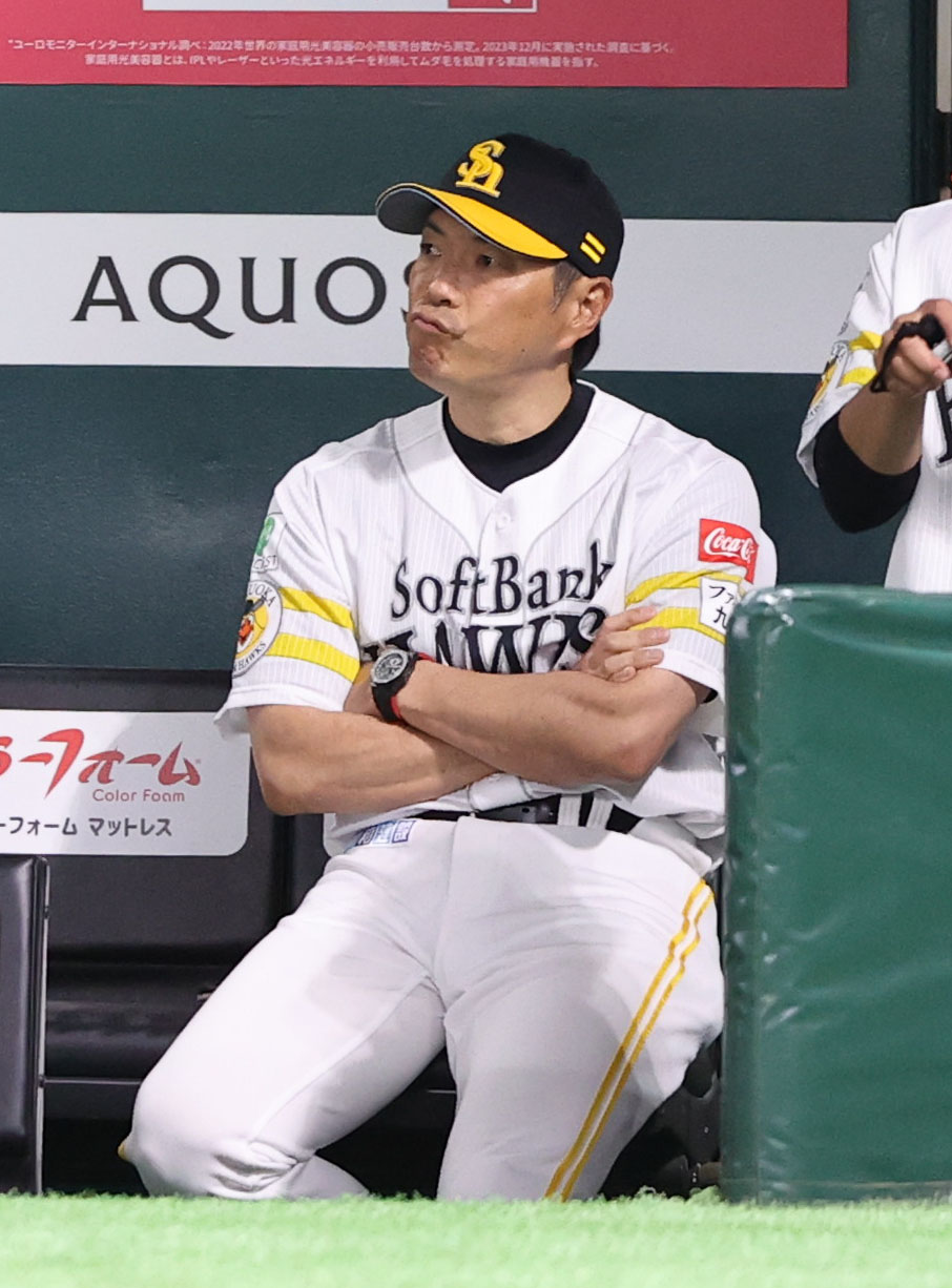 ソフトバンク対日本ハム　厳しい表情の小久保監督（撮影・鬼束羽瑠菜）