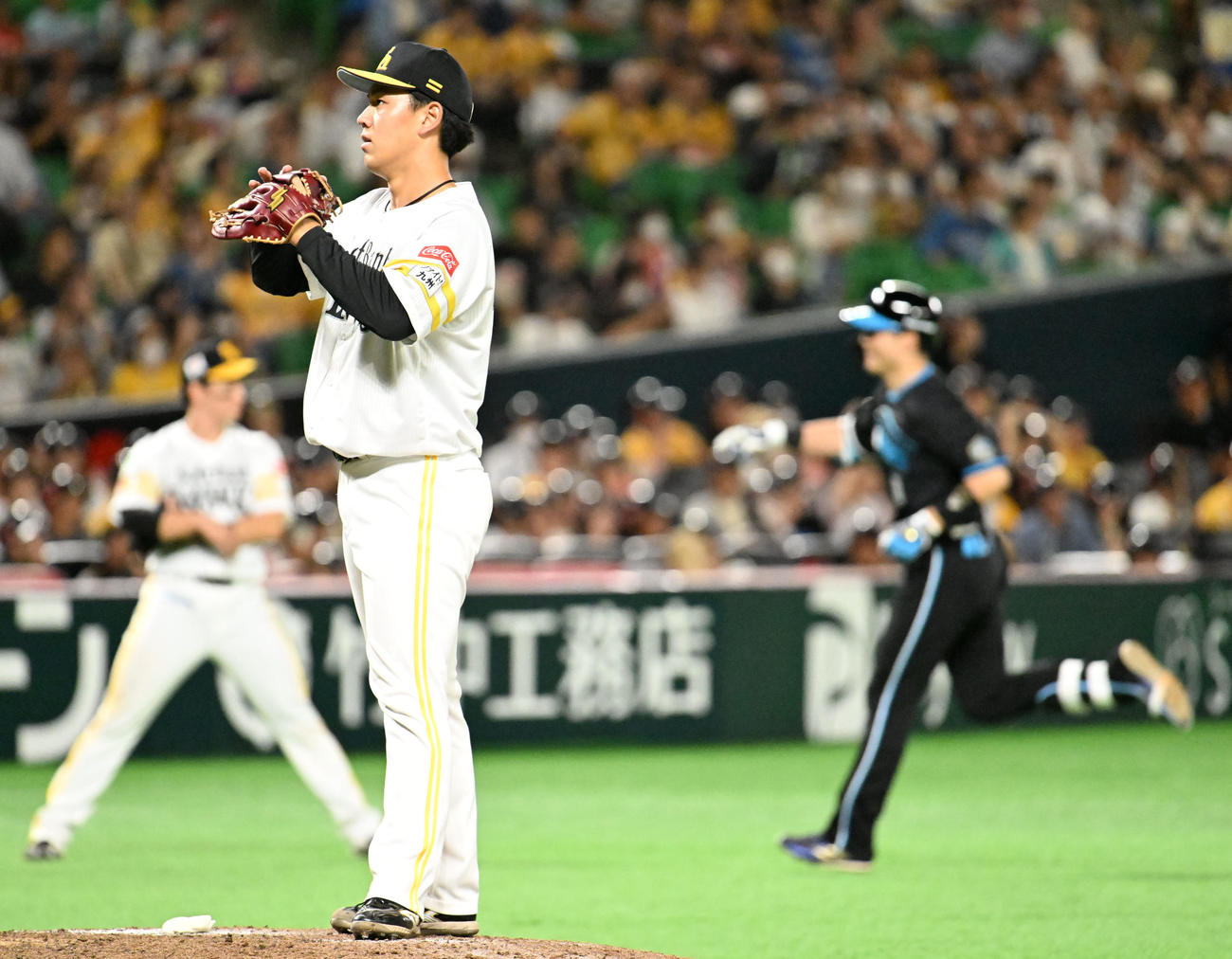 ソフトバンク対日本ハム　9回表日本ハム2死一塁、岩井は清宮の本塁打を被弾する（撮影・林敢治）