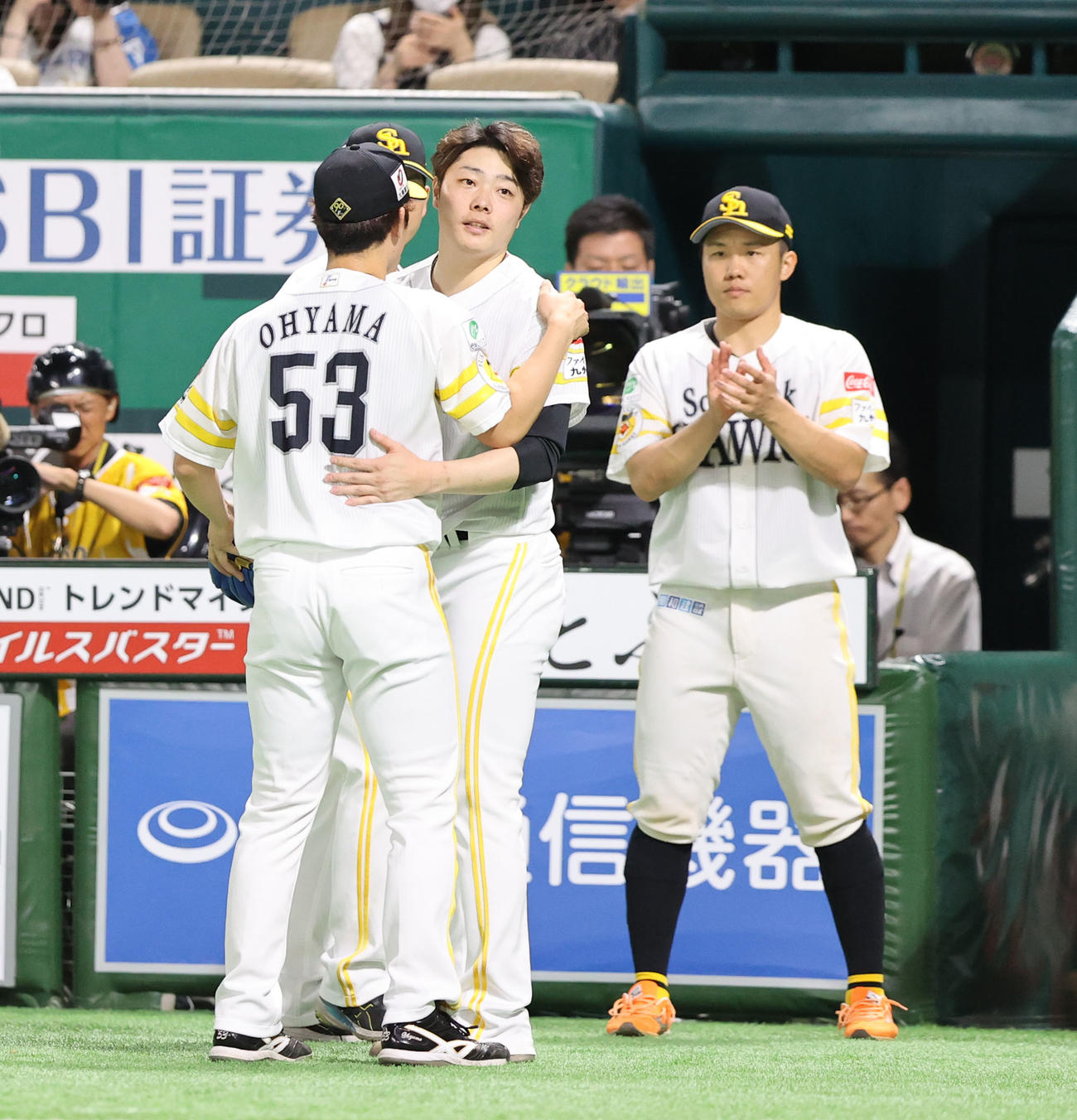 ソフトバンク対日本ハム　9回表日本ハム2死二塁、ベンチにさがる大山（左）は松本裕に抱きつく（撮影・鬼束羽瑠菜）