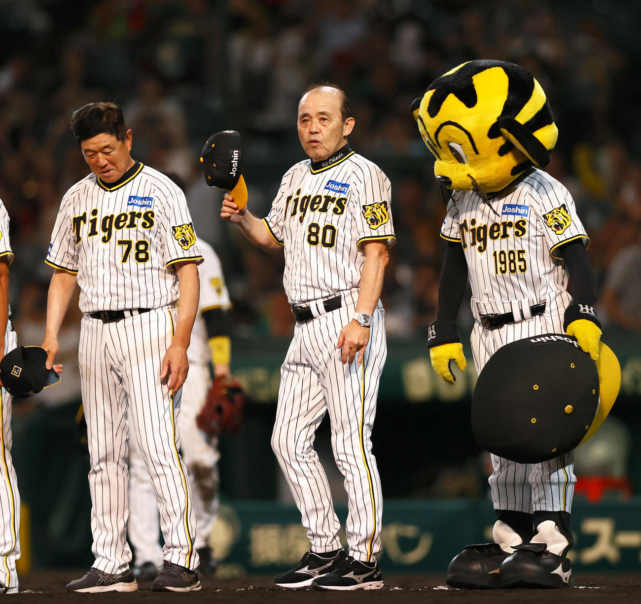 阪神対中日　中日に勝利した阪神岡田監督（右）は整列してあいさつする（撮影・上山淳一）