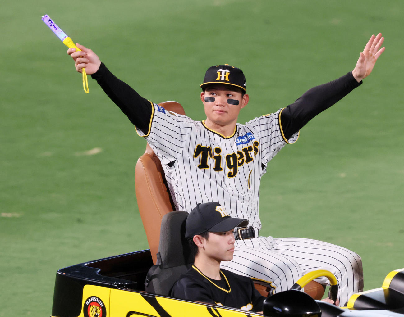 阪神対中日　ヒーローインタビューを終えリリーフカーで場内1周する森下（撮影・加藤哉）
