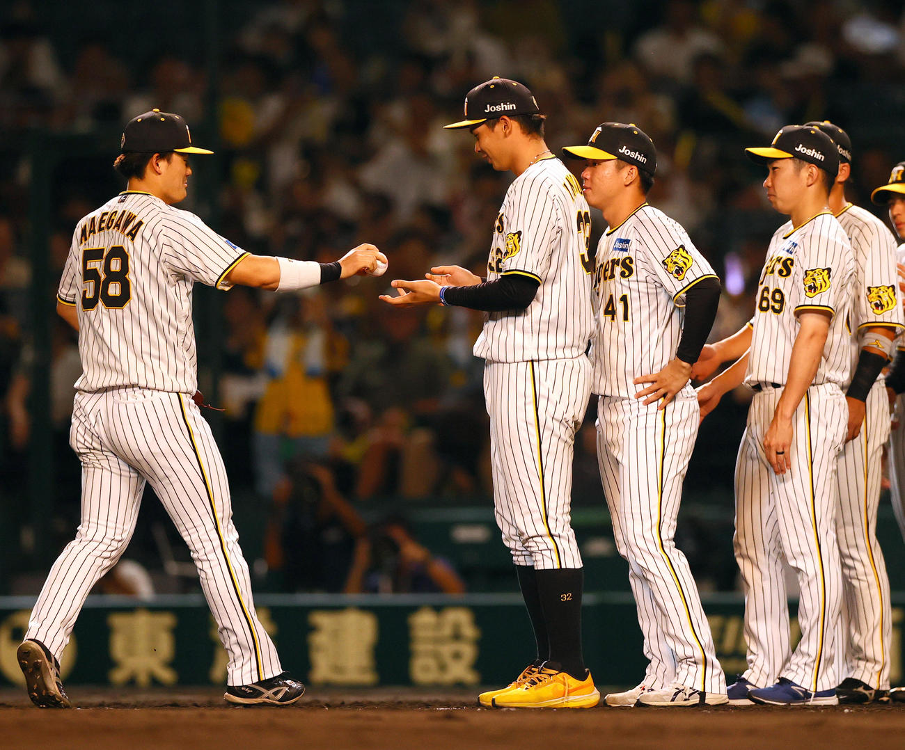 阪神対中日　中日に勝利し、前川（左）からウイニングボールを受け取る井上（同2人目）（撮影・上山淳一）