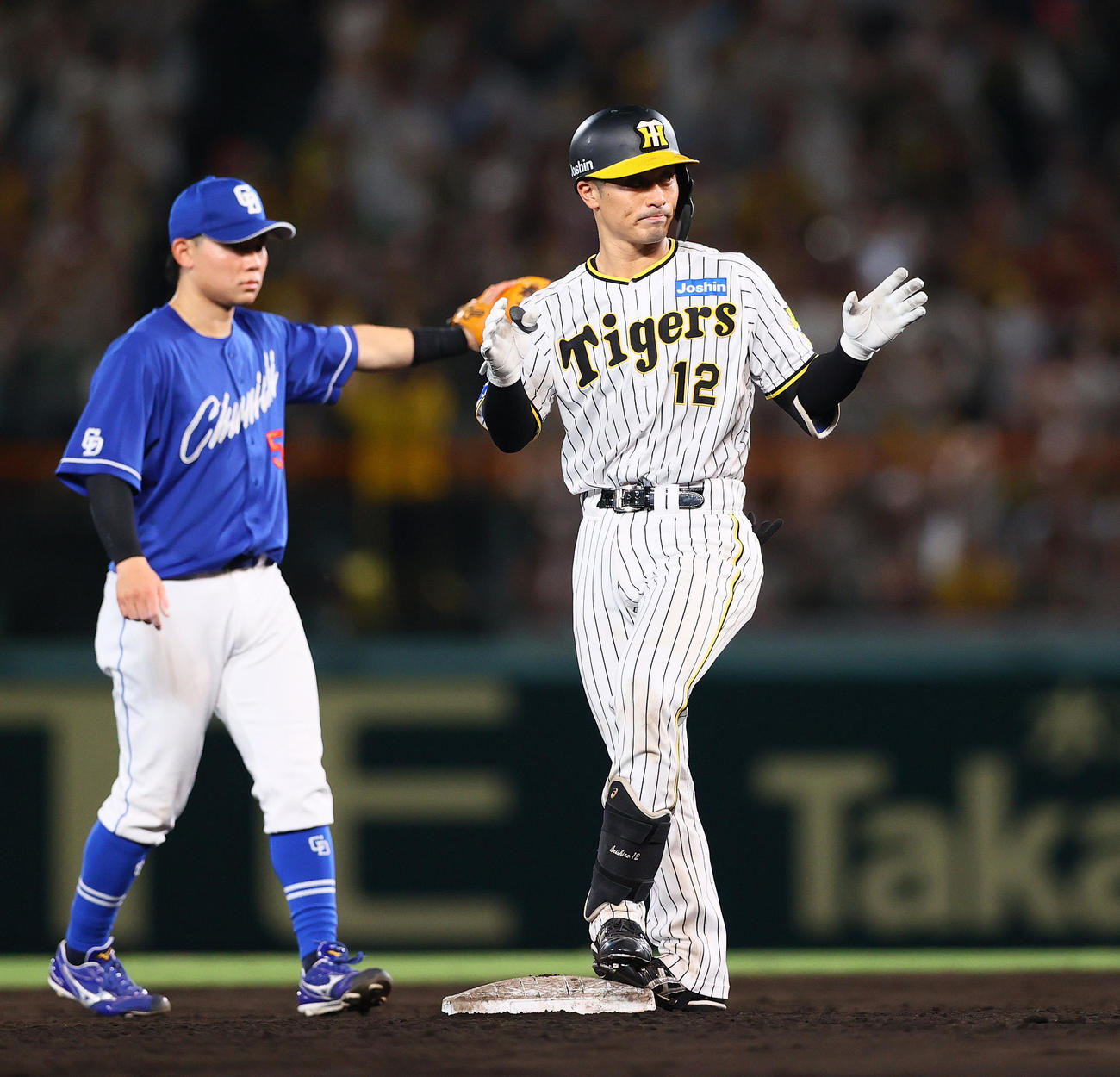 阪神対中日　7回裏阪神1死、坂本は右二塁打を放つ（撮影・上山淳一）