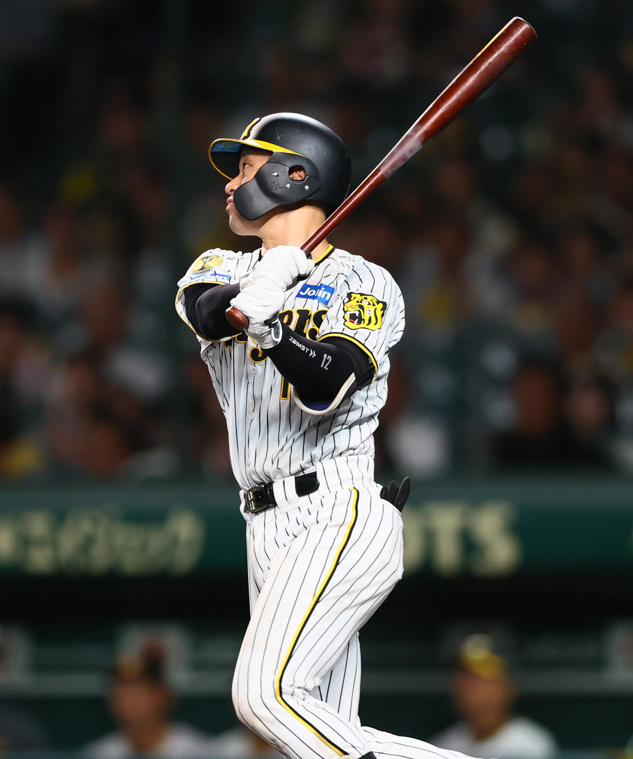 阪神対中日　7回裏阪神1死、坂本は右二塁打を放つ（撮影・上山淳一）