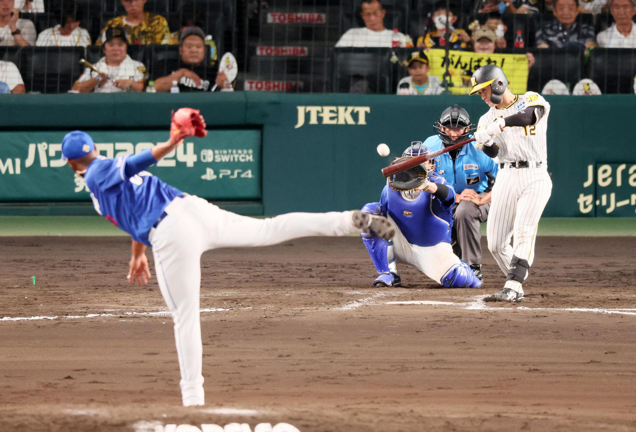阪神対中日　7回裏阪神1死、坂本は右二塁打を放つ。投手フェリス（撮影・加藤哉）