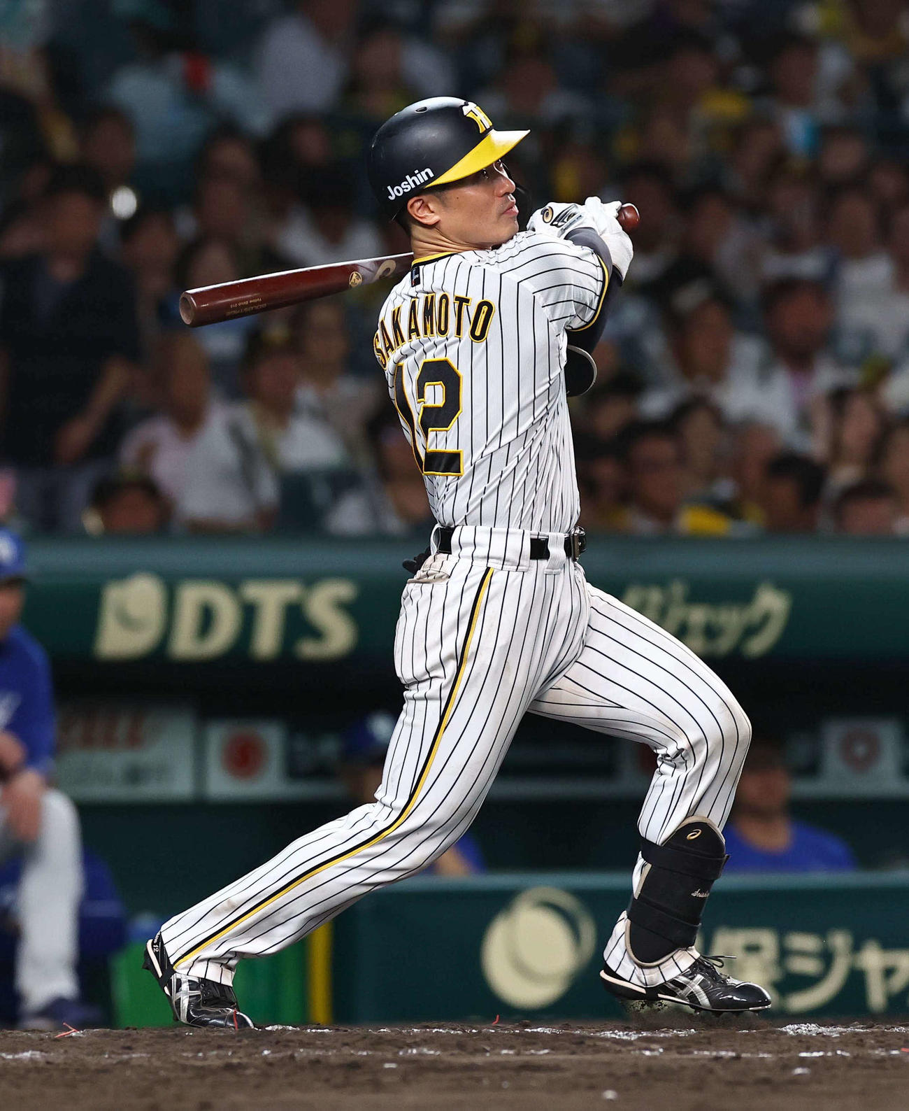 阪神対中日　7回裏阪神1死、坂本は二塁打を放つ（撮影・上田博志）