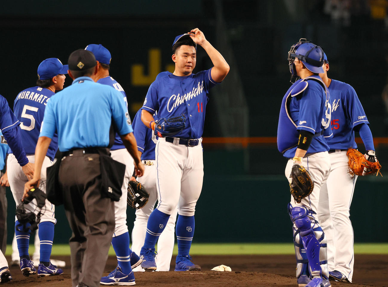 阪神対中日　1回裏阪神無死一、二塁、小笠原（中央）は森下に右適時2点二塁打を浴びる（撮影・上山淳一）