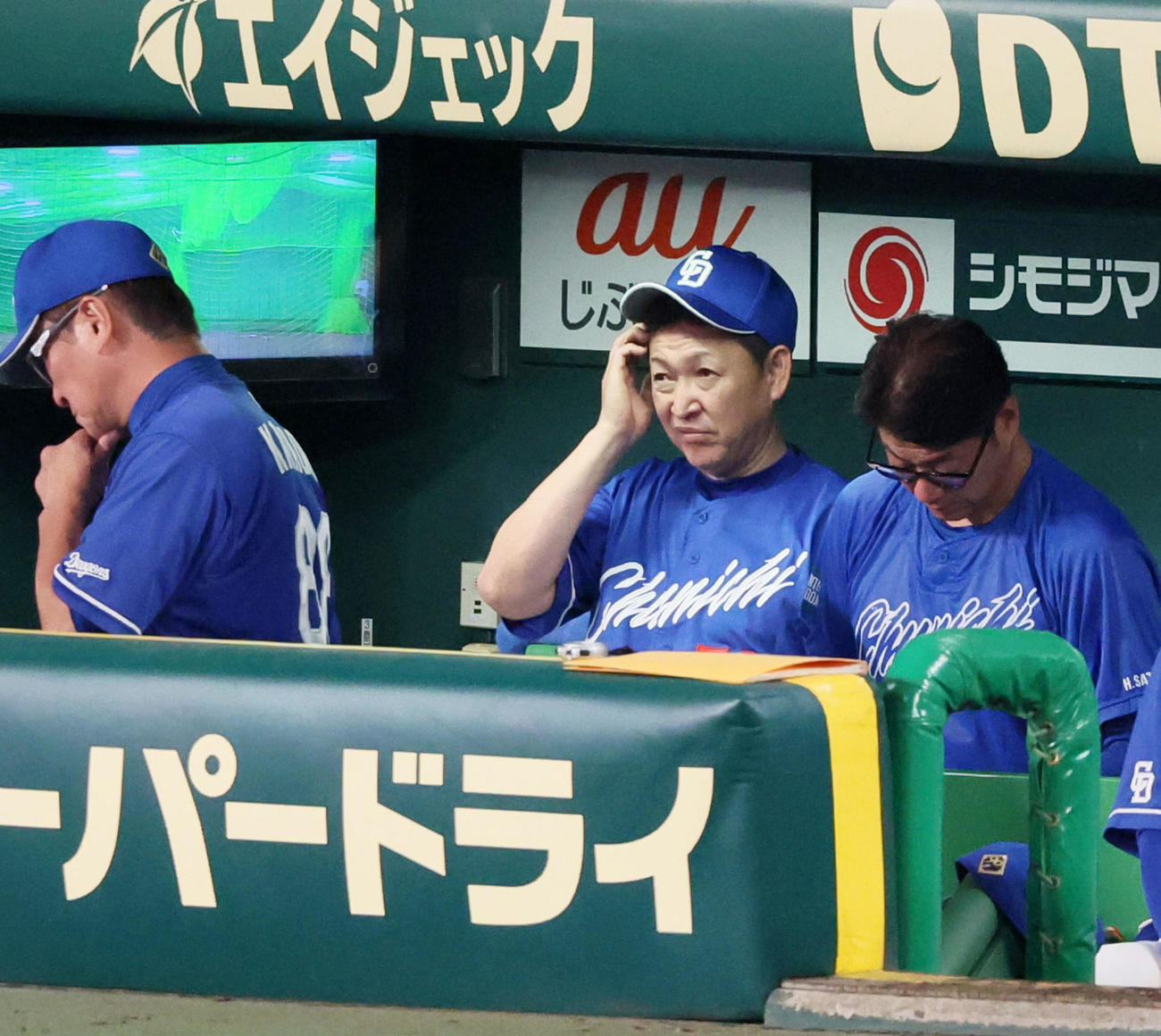 阪神対中日　6回表中日2死一塁、ベンチで作戦を考える立浪監督（撮影・加藤哉）