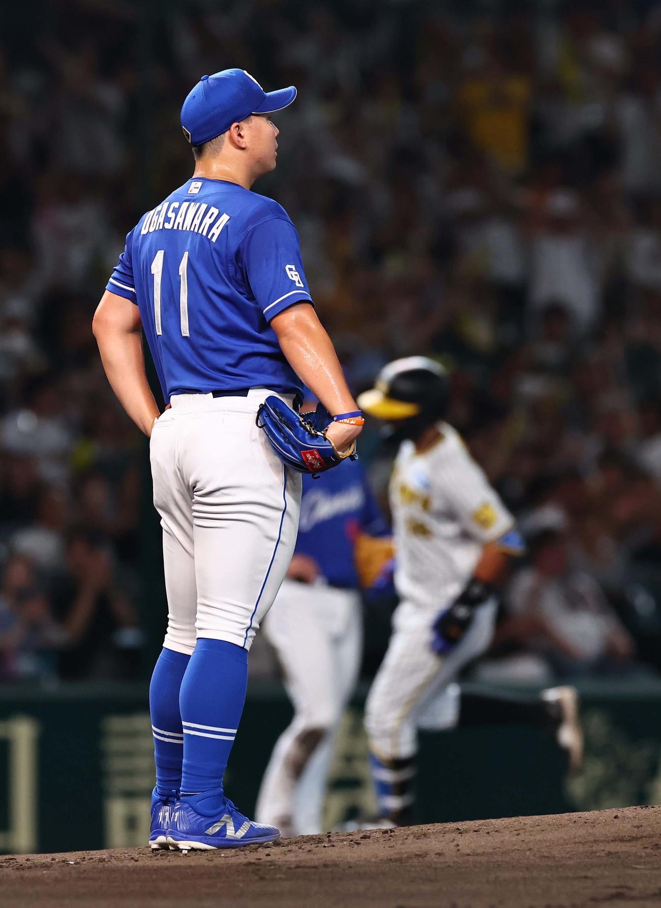 阪神対中日　1回裏阪神無死一塁、井上（右）に左越え2点本塁打を浴びる小笠原（撮影・上田博志）