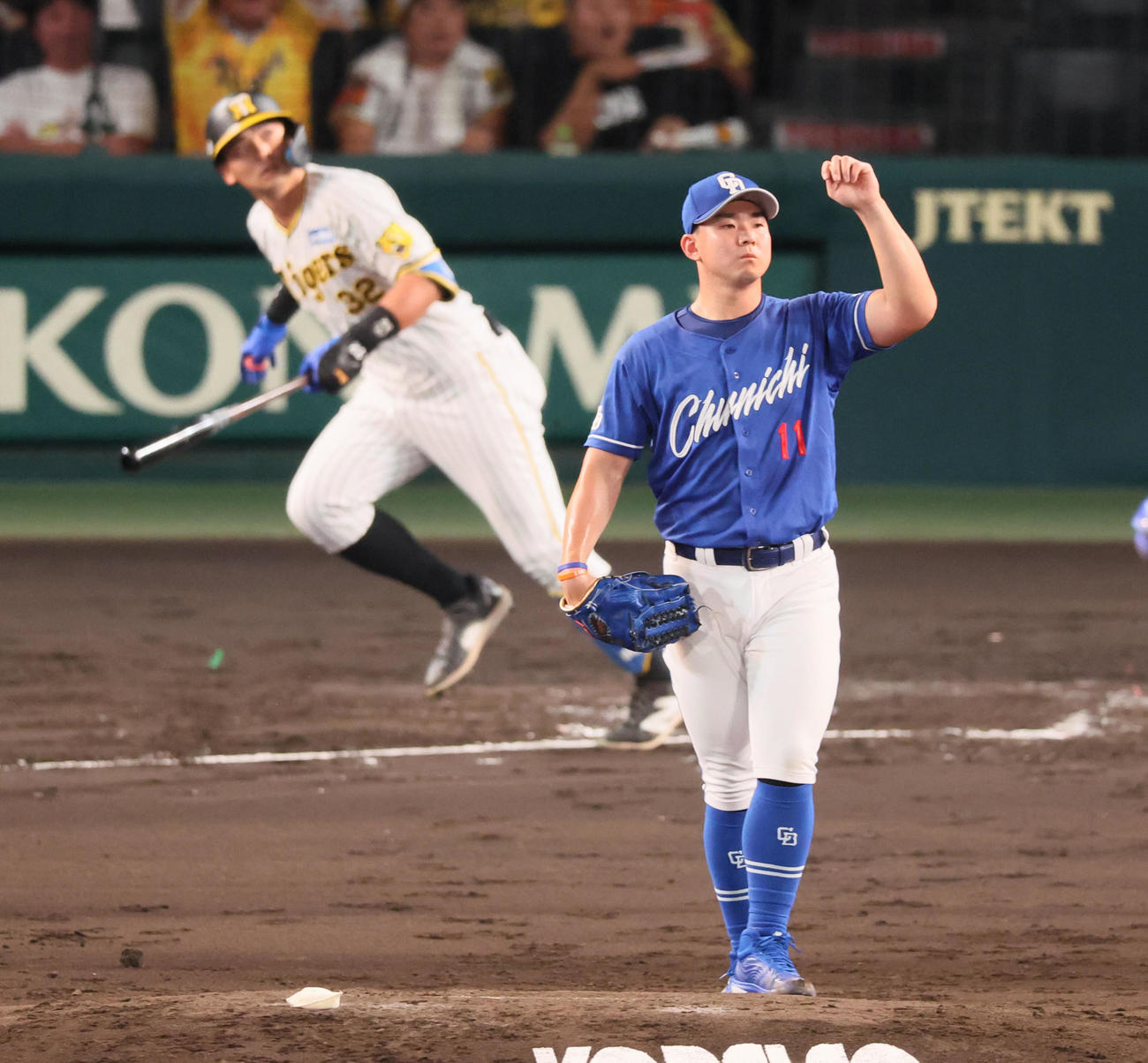 阪神対中日　1回裏阪神無死一塁、小笠原は井上に左越え2点本塁打を浴びる（撮影・加藤哉）