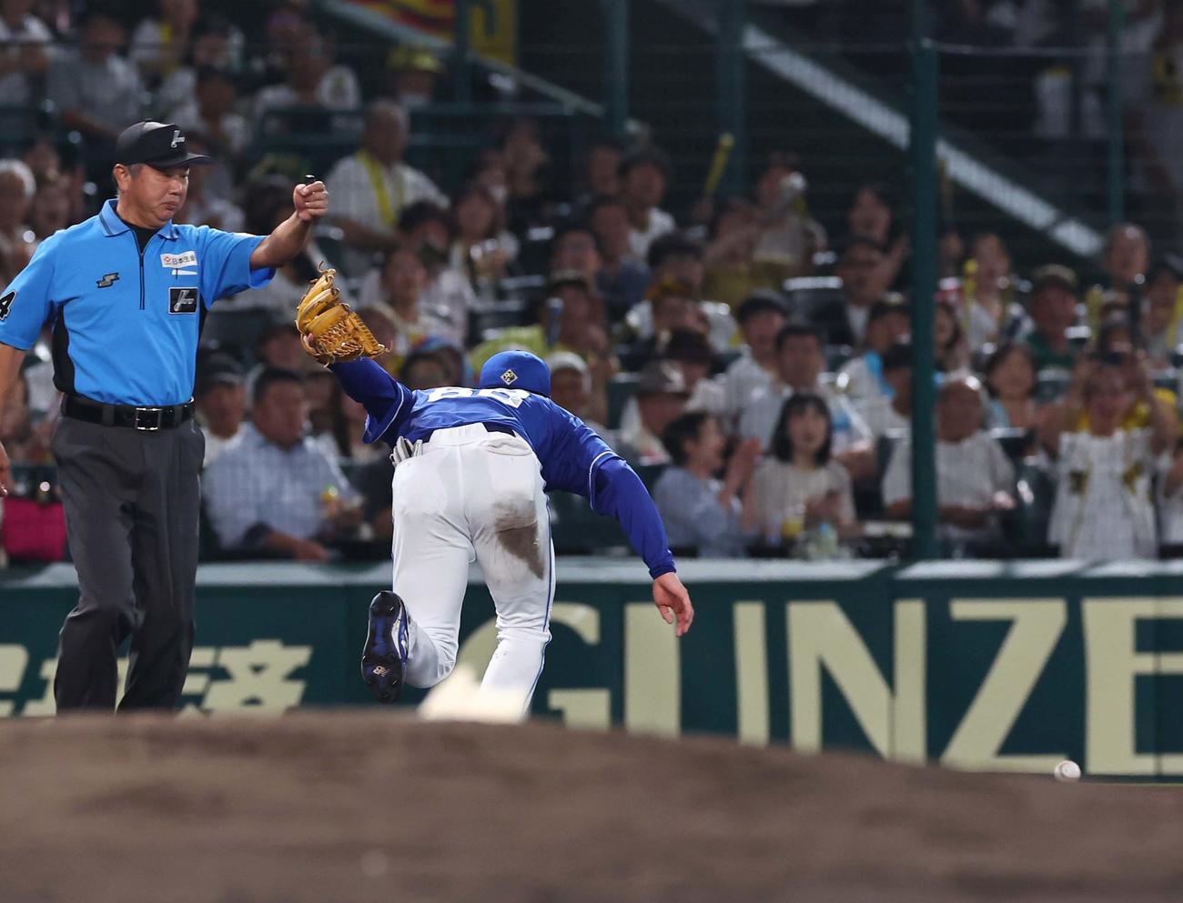 阪神対中日　3回裏阪神1死、福永は井上の打球を後逸する（撮影・上田博志）
