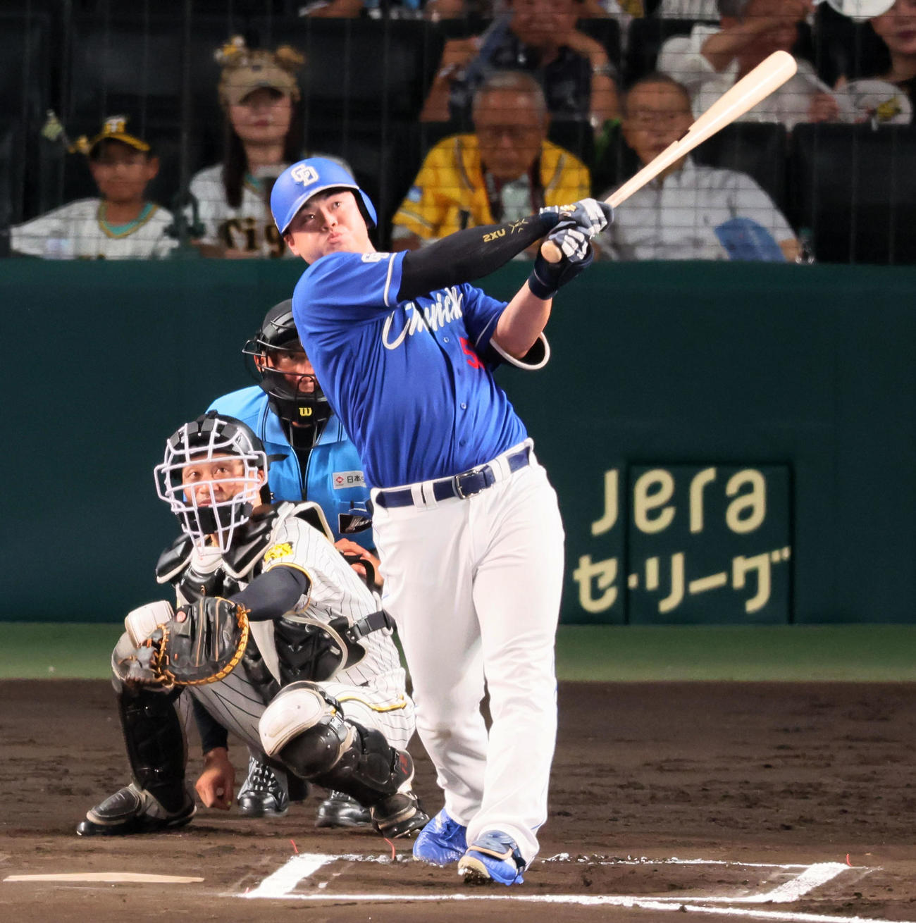 阪神対中日　6回表中日無死、細川は左越えソロ本塁打を放つ（撮影・加藤哉）