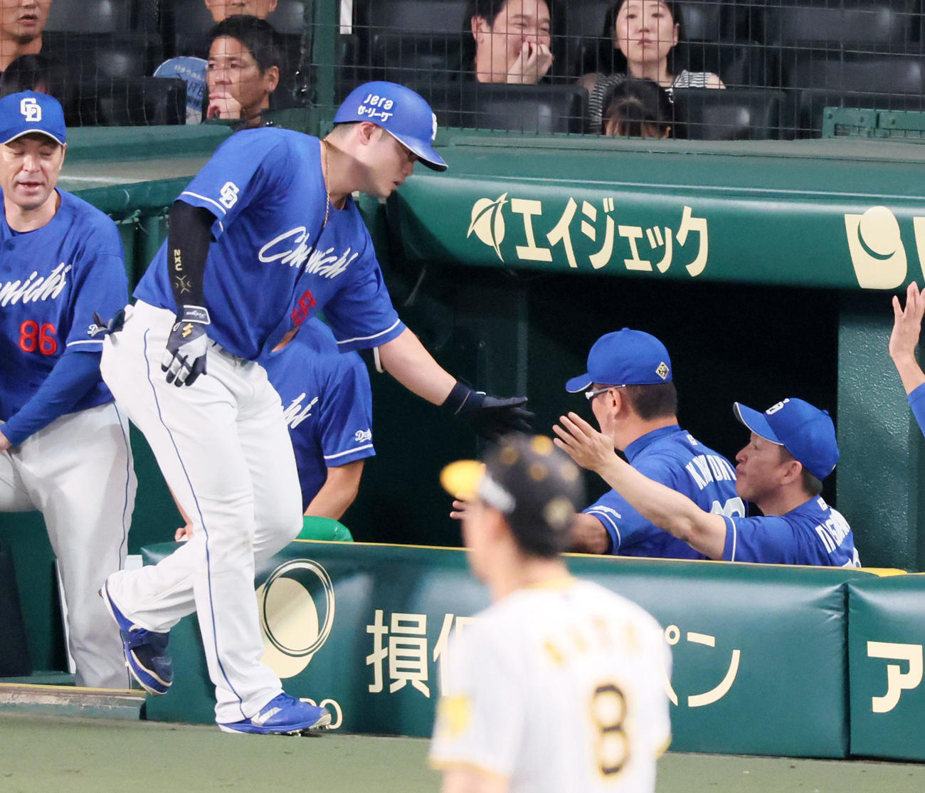 阪神対中日　6回表中日無死、細川は左越えソロ本塁打を放ち出迎える立浪監督（右）とタッチする（撮影・加藤哉）