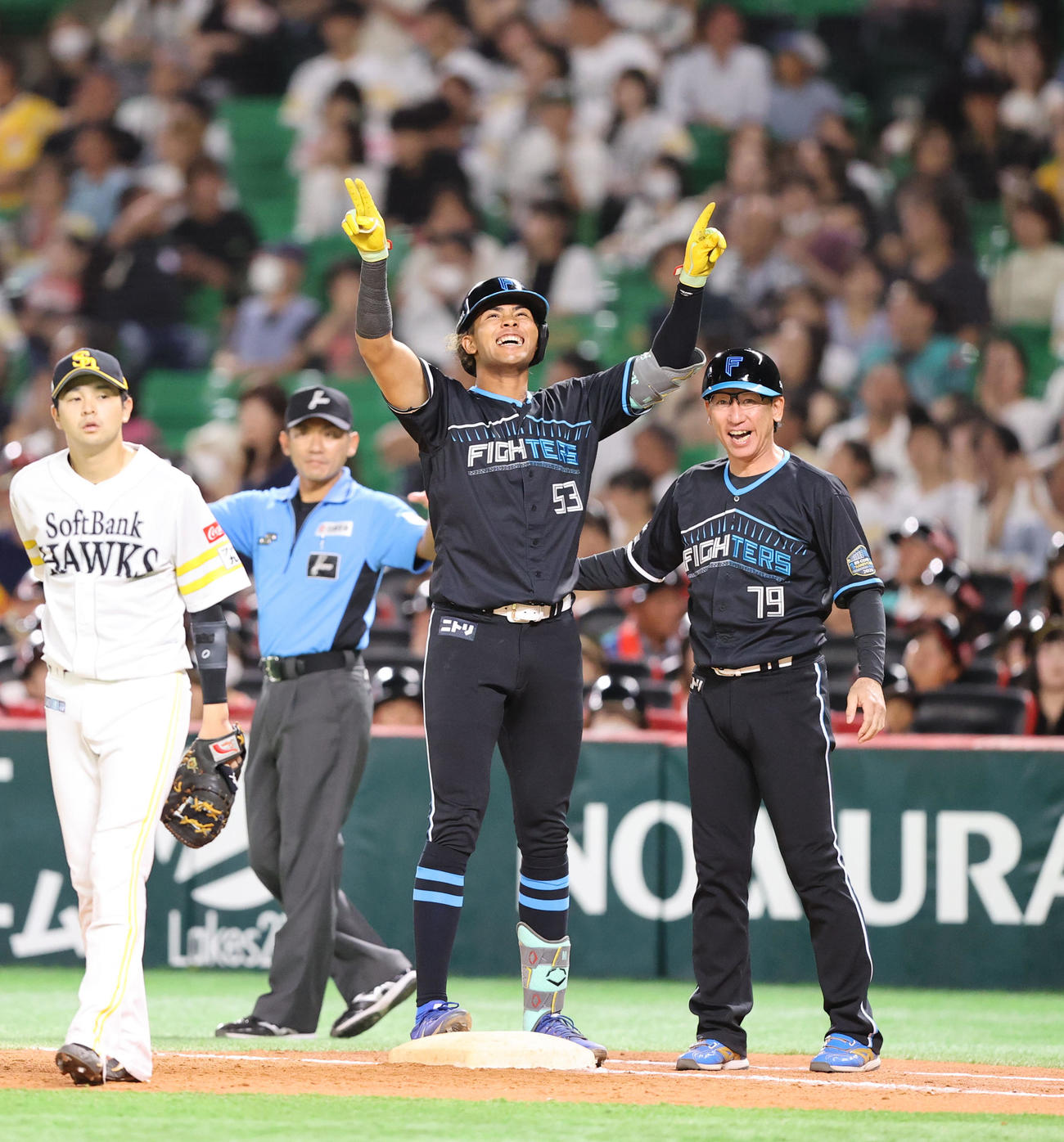 ソフトバンク対日本ハム　9回表日本ハム2死二塁、勝ち越しの左前適時打を放ち喜ぶ水谷（右から2人目）（撮影・鬼束羽瑠菜）