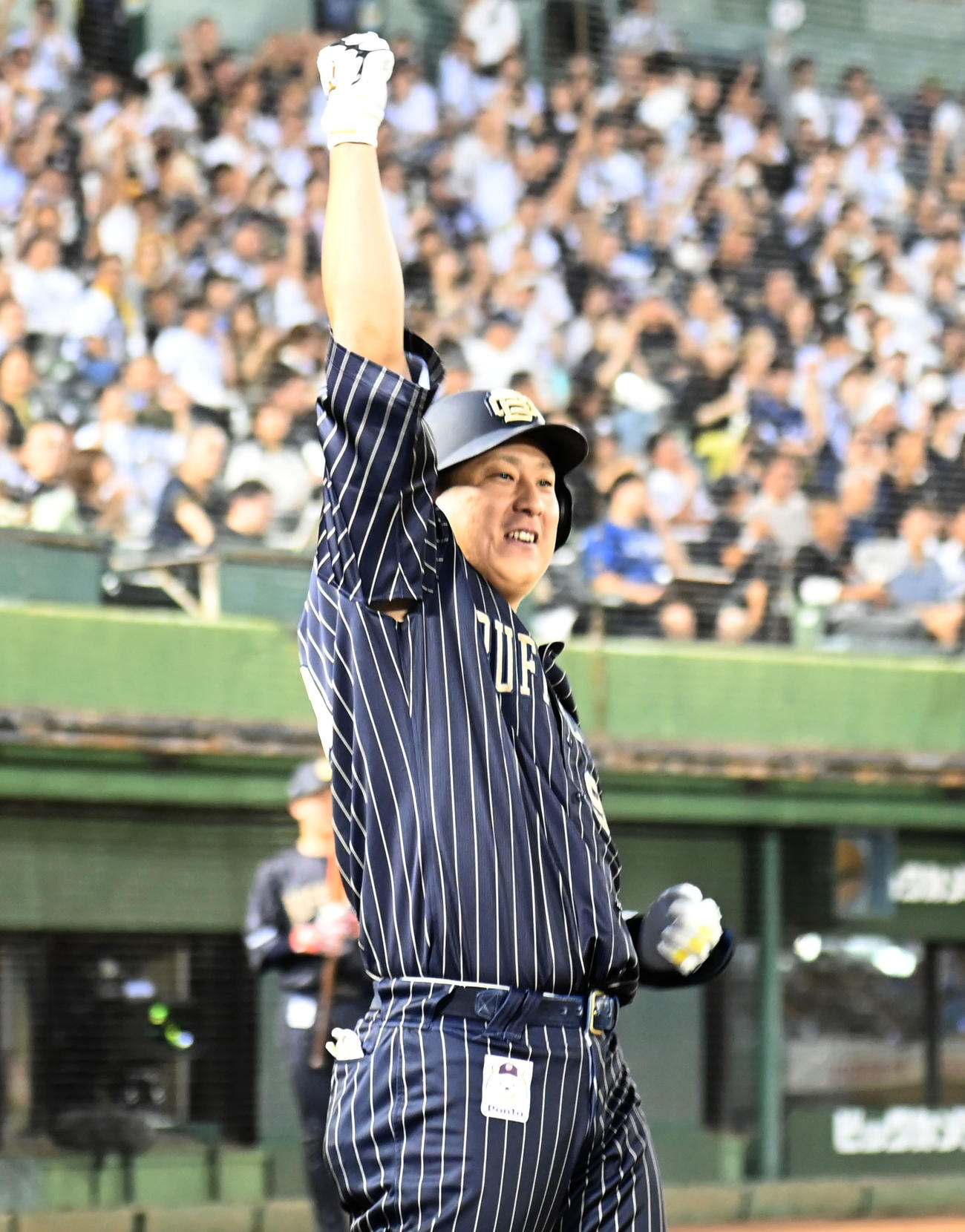 オリックス対西武　2回裏オリックス1死、先制ソロ本塁打を放った杉本は昇天ポーズを決める（撮影・石井愛子）