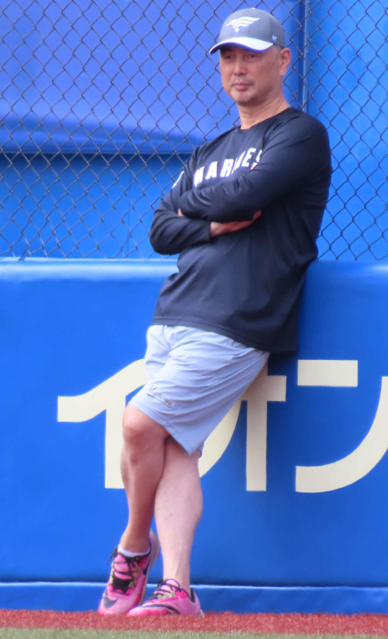 練習を見守るロッテ・吉井監督（撮影・水谷京裕）