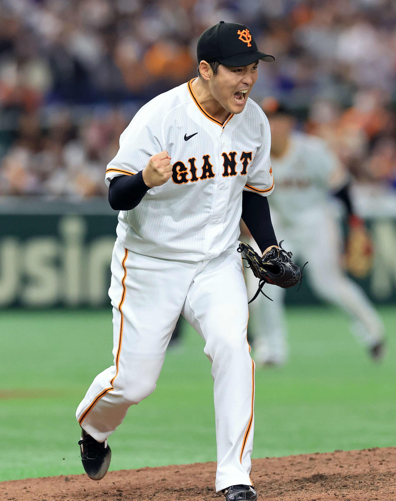 9回表中日の攻撃を抑えた鍵谷は雄たけびを上げる（2023年4月1日）