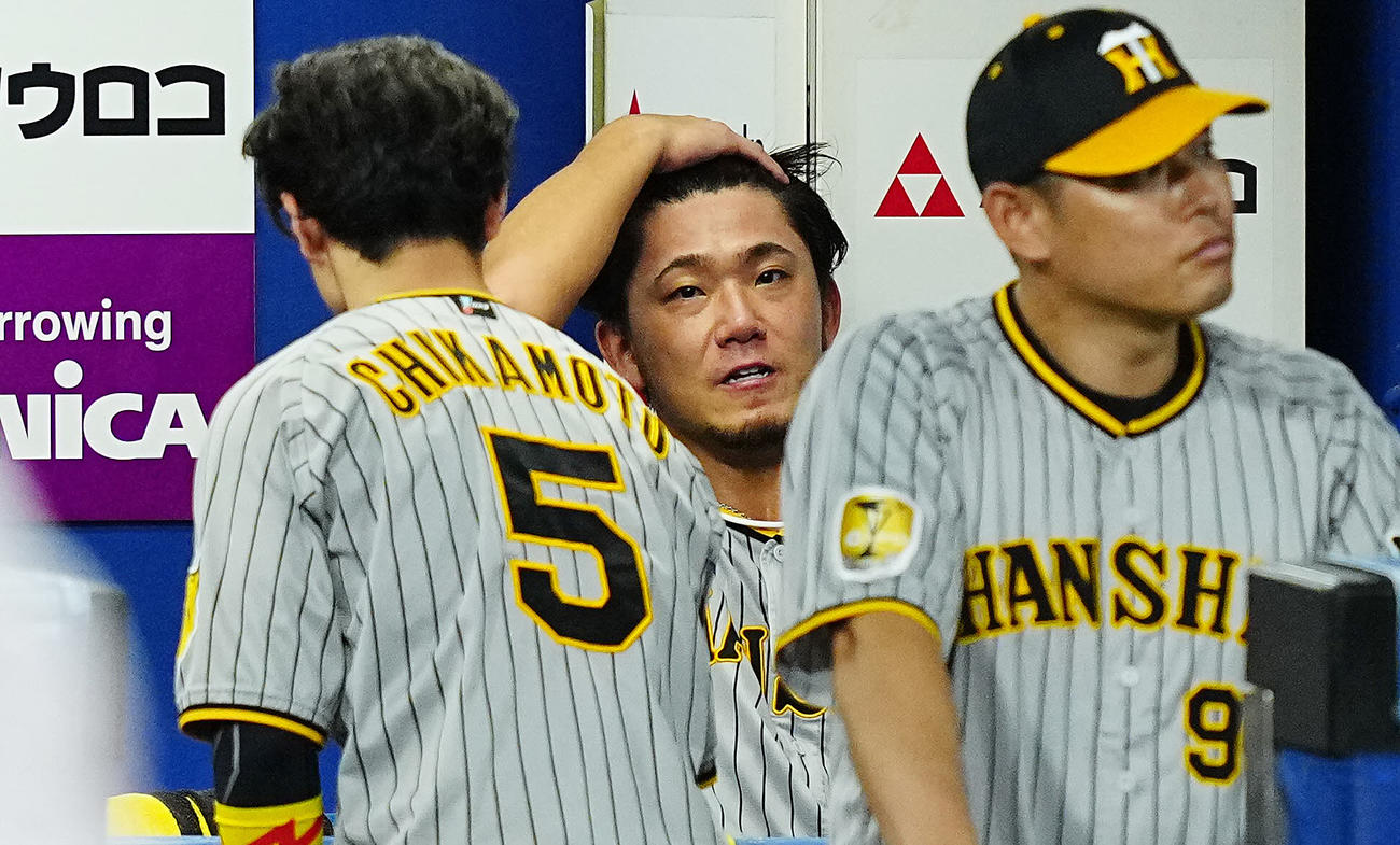 8月27日DeNA戦、3回2失点の伊藤将はベンチで悔しげな表情