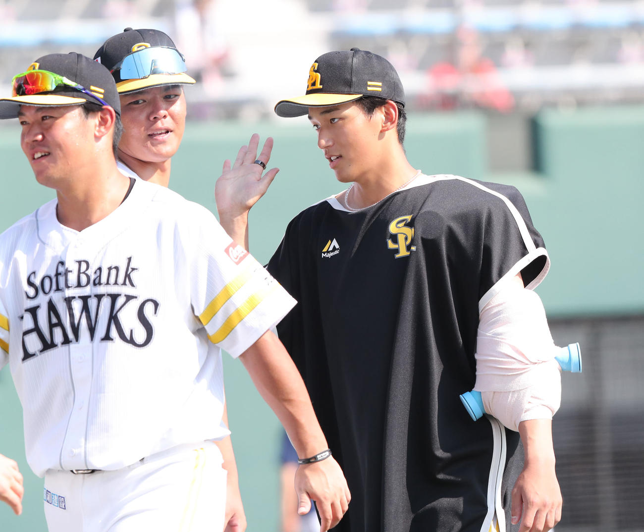 ウエスタン・リーグ　ソフトバンク対オリックス　勝利投手となった前田悠はナインとハイタッチ（撮影・梅根麻紀）