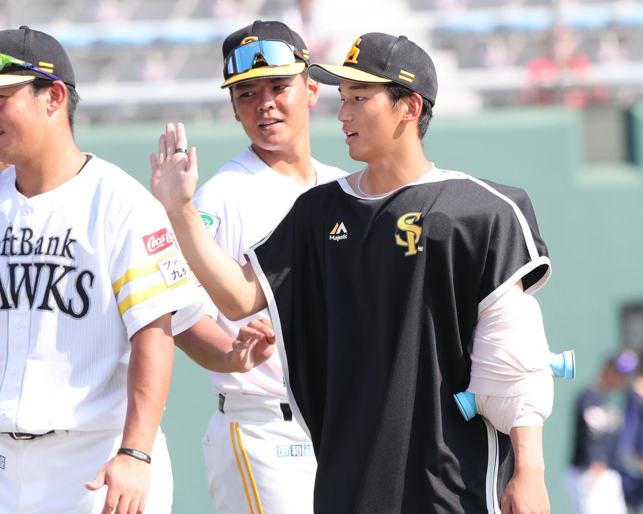 ウエスタン・リーグ　ソフトバンク対オリックス　勝利投手となった前田悠はナインとハイタッチ（撮影・梅根麻紀）