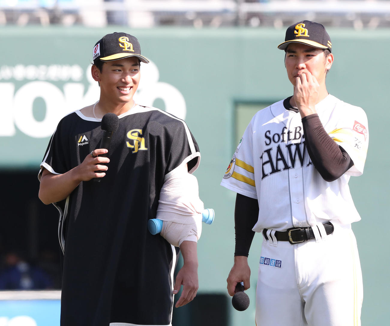 ウエスタン・リーグ　ソフトバンク対オリックス　勝利投手となった前田悠は笑顔、右は広瀬（撮影・梅根麻紀）