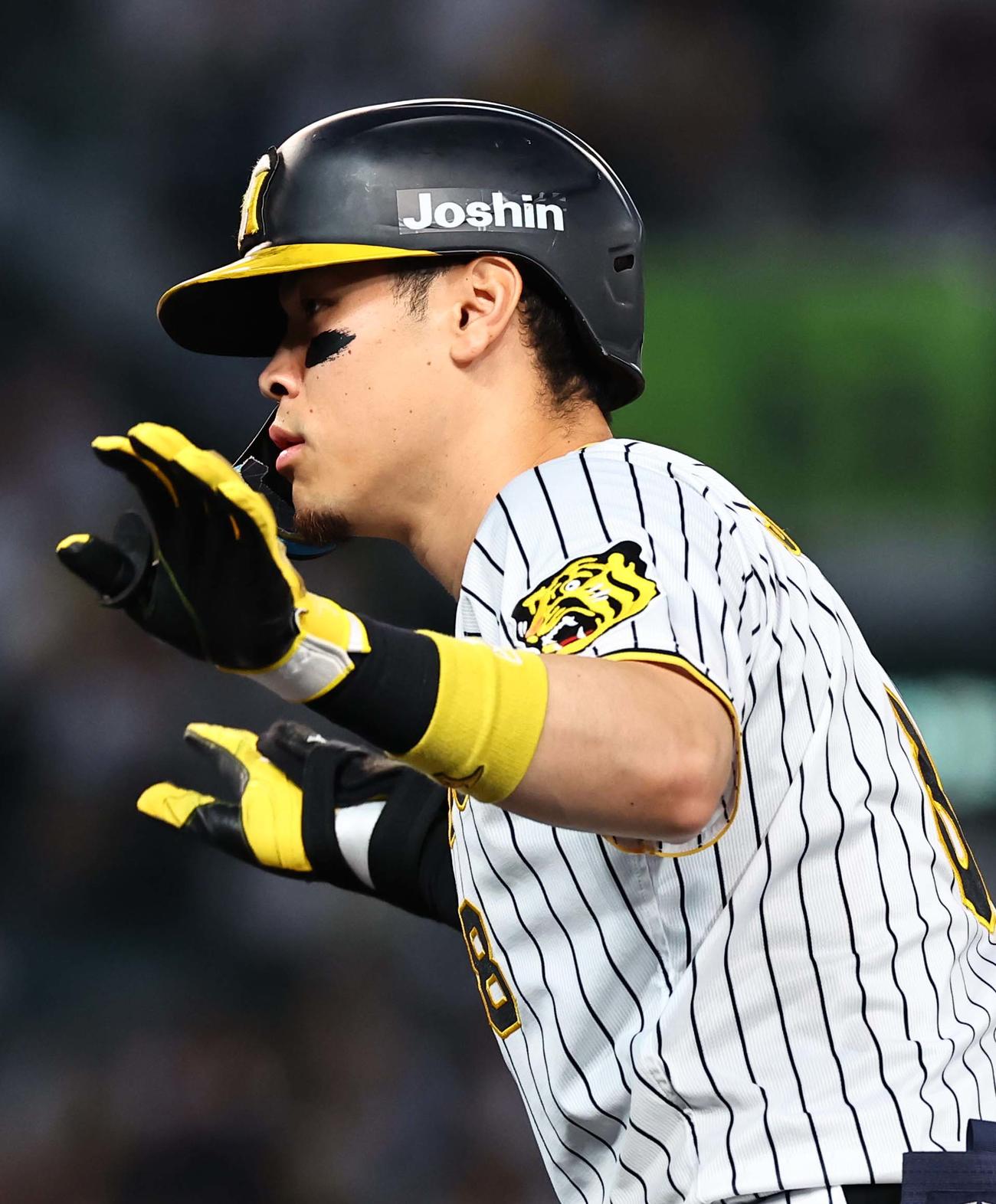 阪神対中日　2回裏阪神1死、佐藤輝は中前打を放つ（撮影・上田博志）