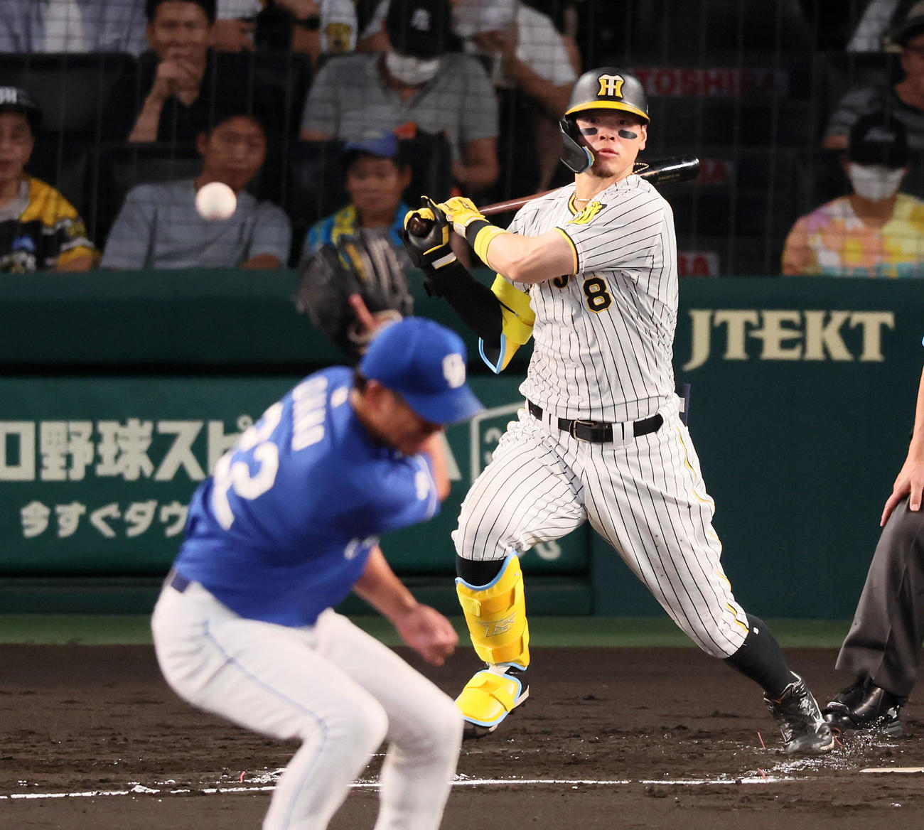 阪神対中日　2回裏阪神1死、佐藤輝は中前打を放つ。投手大野（撮影・加藤哉）