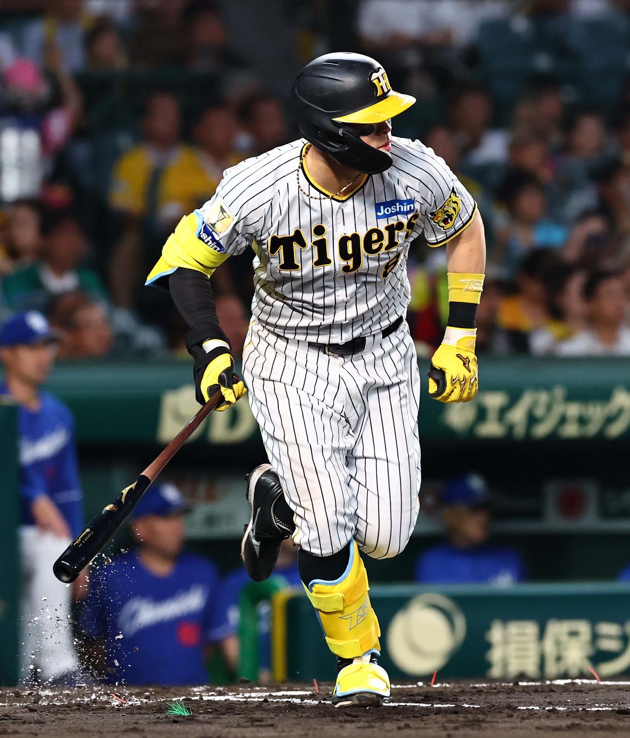 阪神対中日　2回裏阪神1死、佐藤輝は中前打を放つ（撮影・上田博志）