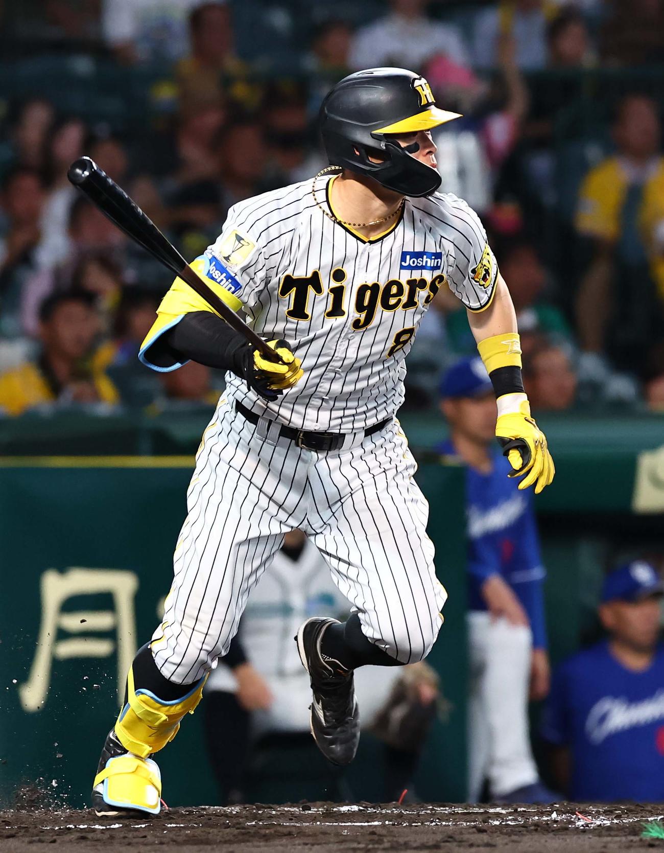 阪神対中日　2回裏阪神1死、佐藤輝は中前打を放つ（撮影・上田博志）