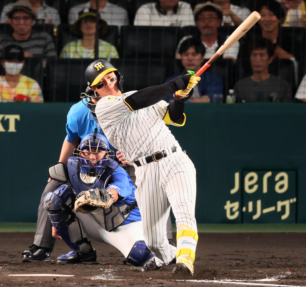 阪神対中日　3回裏阪神1死一、二塁、森下は左適時打を放つ（撮影・加藤哉）