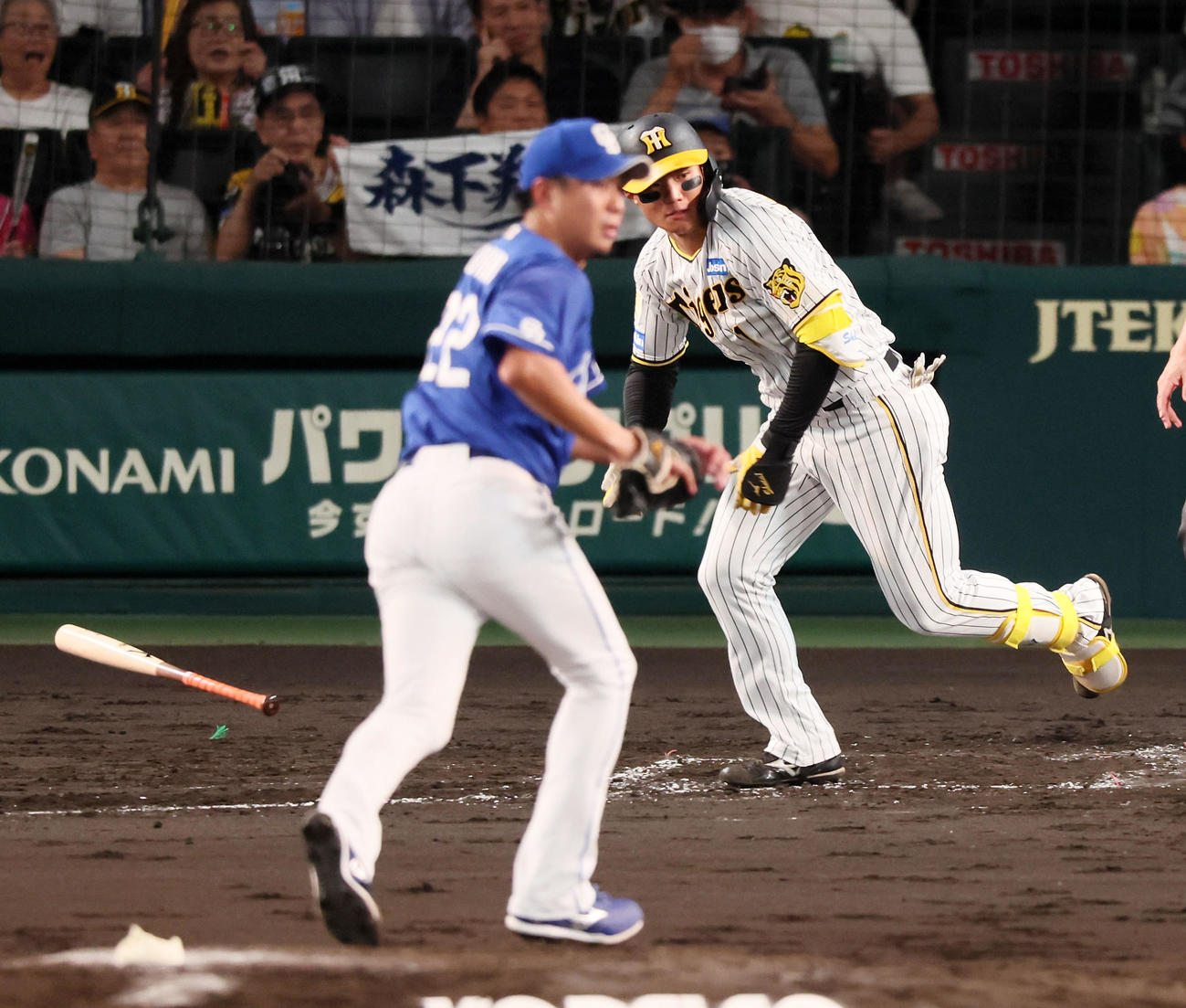 阪神対中日　3回裏阪神1死一、二塁、森下は左適時打を放つ。投手大野（撮影・加藤哉）