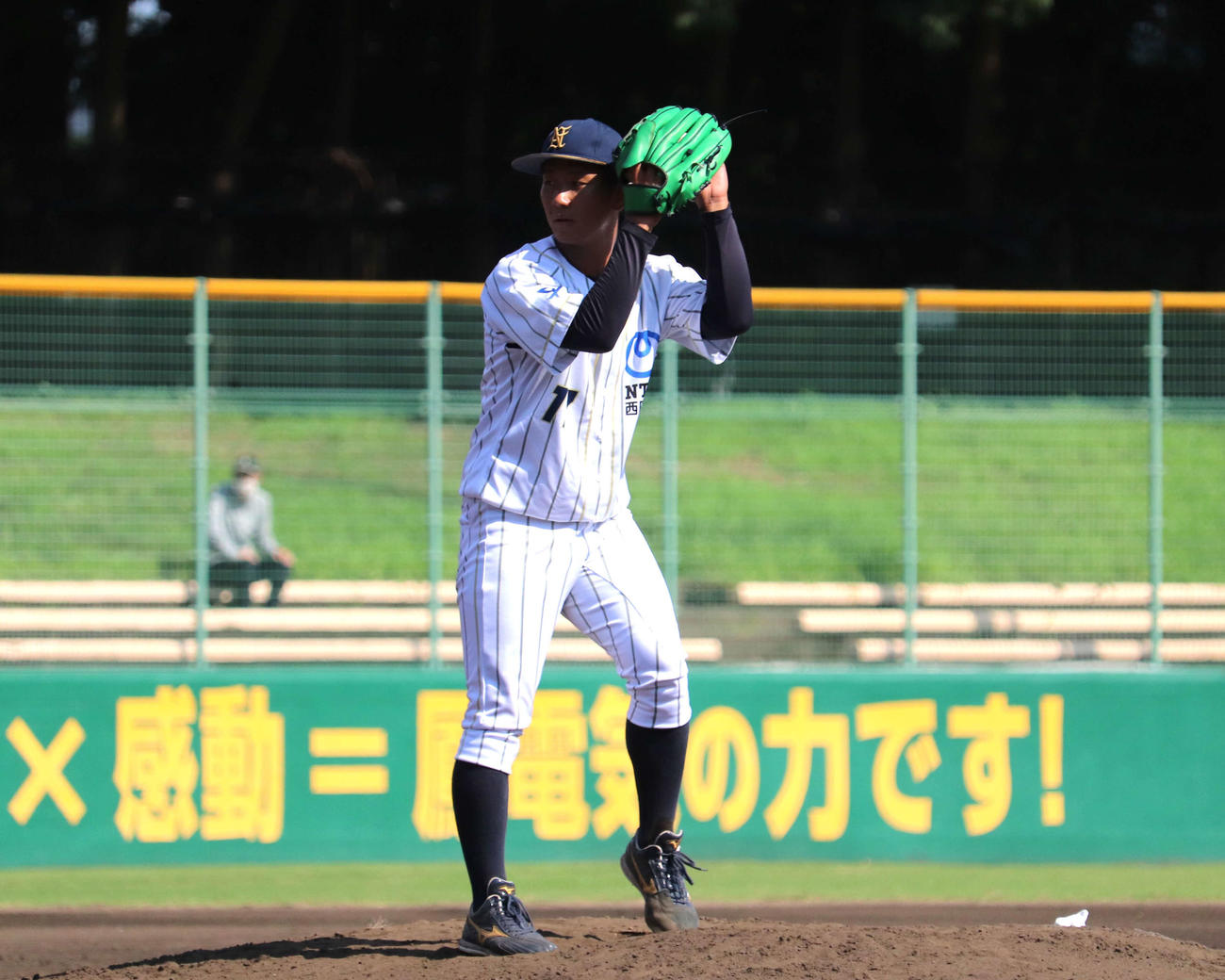 ニチダイとの2回戦　NTT西日本・伊原が今年着手した、新投球フォームの一歩目。左足のかかとを上げてから、右足へのステップにつなげる（撮影・中島麗）