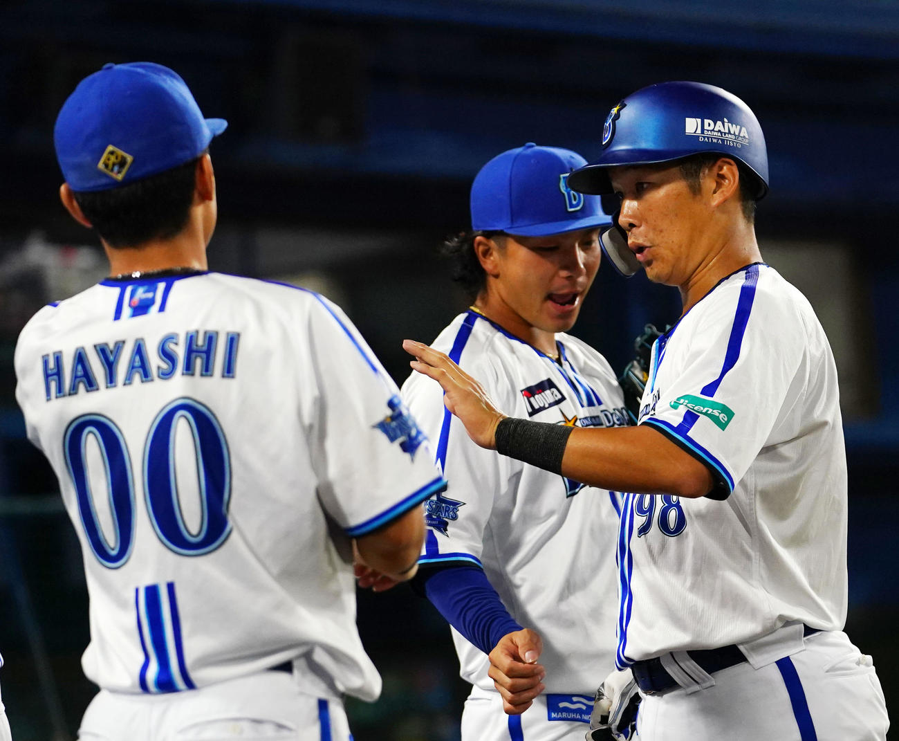 DeNA対広島　2回裏終了時、ナインとタッチを交わすDeNA京田（右）（撮影・横山健太）