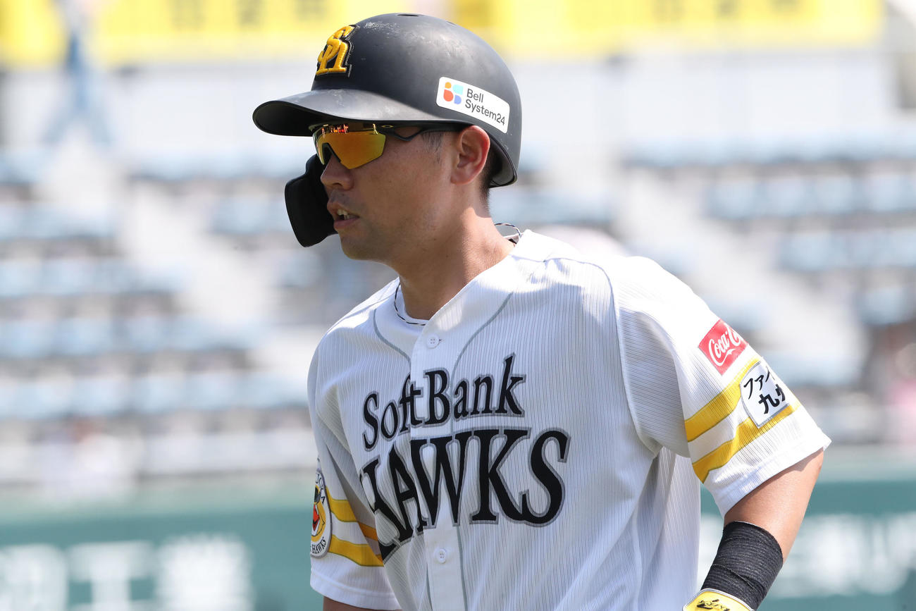 ウエスタン・リーグ　ソフトバンク対オリッス　5回裏ソフトバンク2死二塁、中村晃は中前安打を放つ、代走をたてベンチに引きあげる（撮影・梅根麻紀）