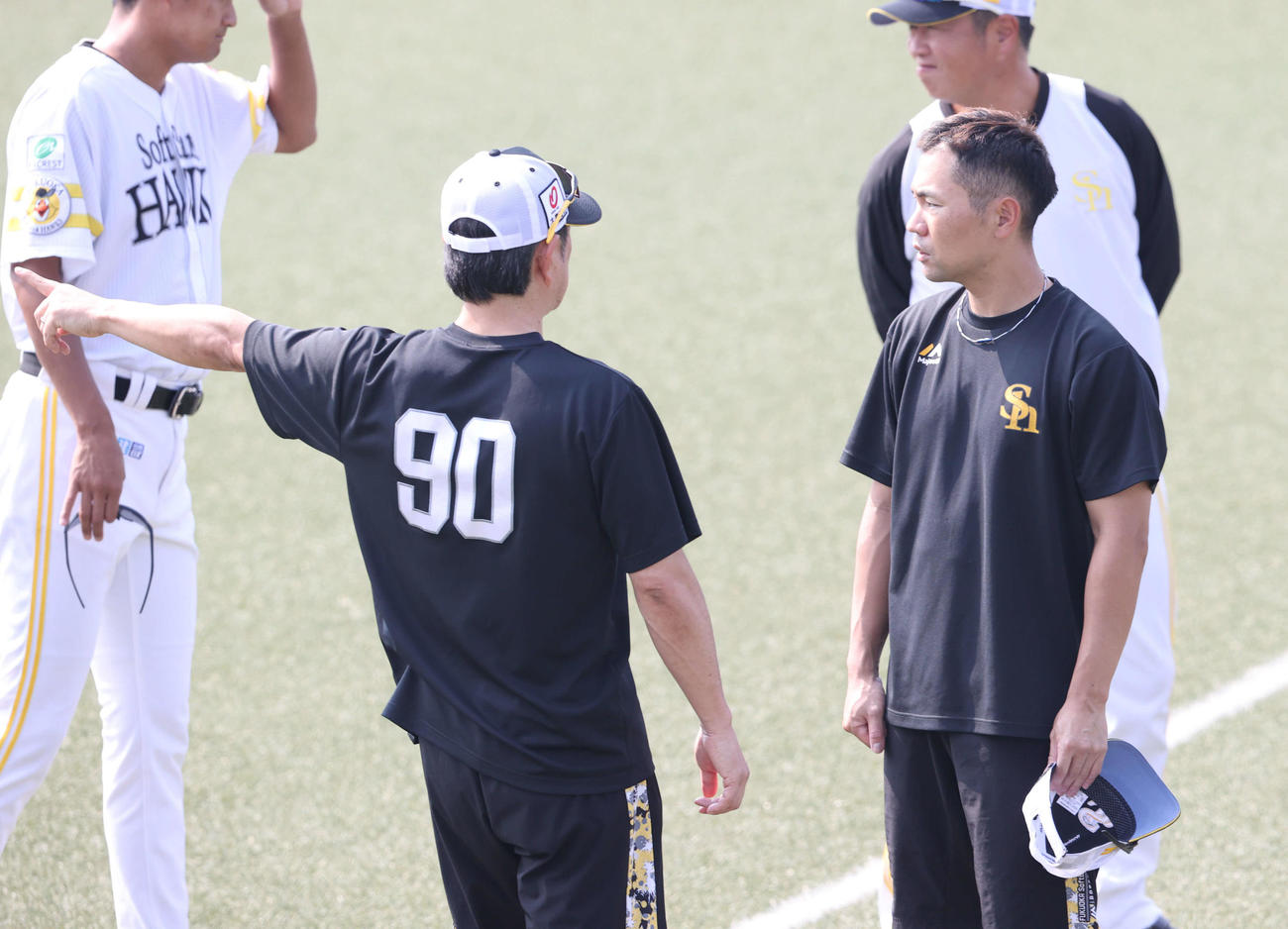 試合前に小久保監督と話をする中村晃（撮影・梅根麻紀）
