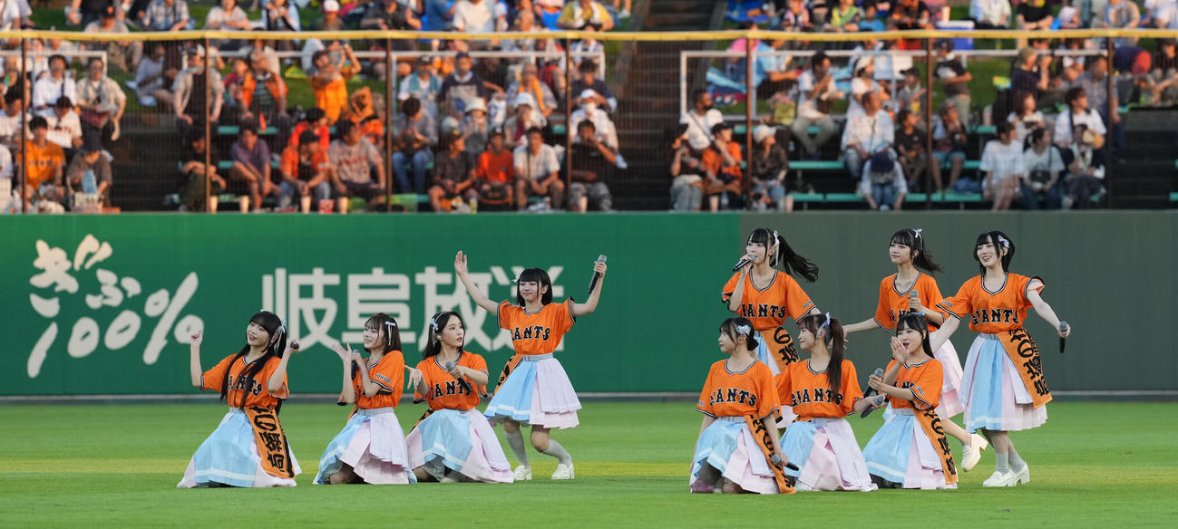 巨人対ヤクルト　試合前にミニライブで会場を沸かせた高嶺のなでしこ（撮影・たえ見朱実）