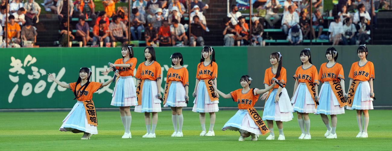 巨人対ヤクルト　試合前にミニライブで会場を沸かせた高嶺のなでしこ（撮影・たえ見朱実）