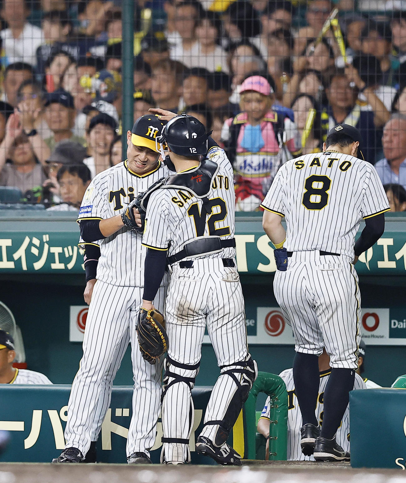 阪神対中日　6回を抑え、坂本を頭をポンポンされる阪神桐敷（左）（撮影・藤尾明華）